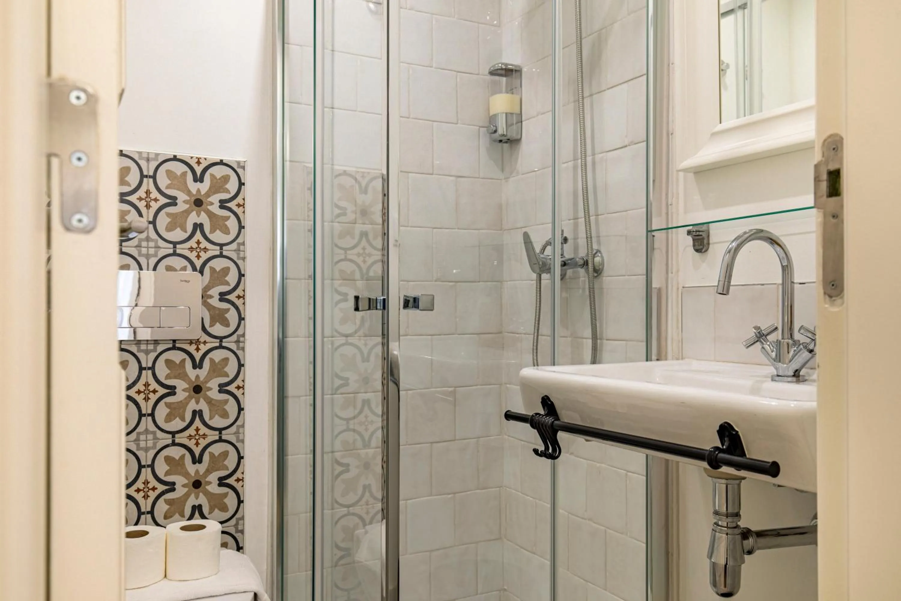 Bathroom in LovelyStay - Charming Douradoures I