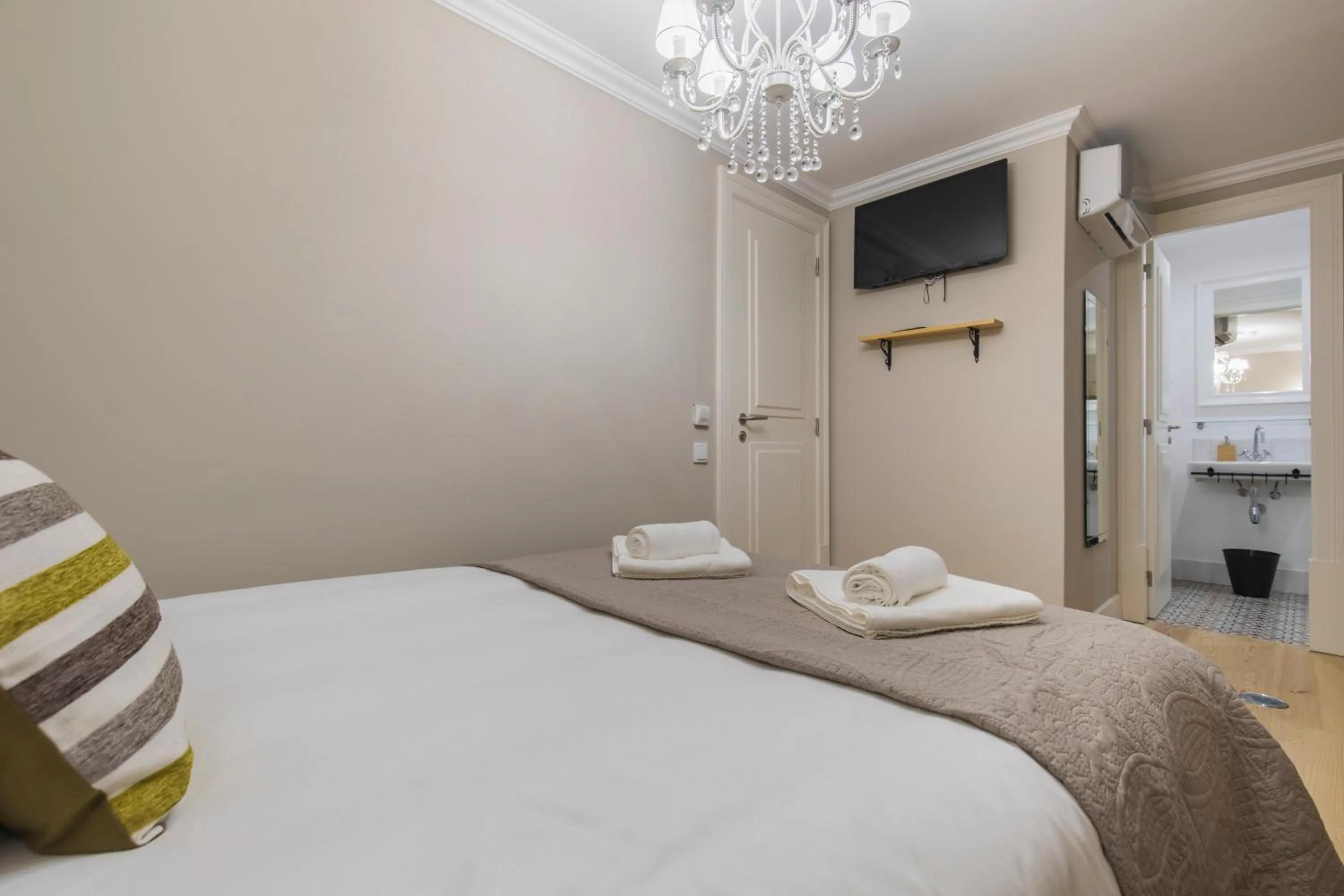 TV and multimedia, Bed in LovelyStay - Charming Douradoures I