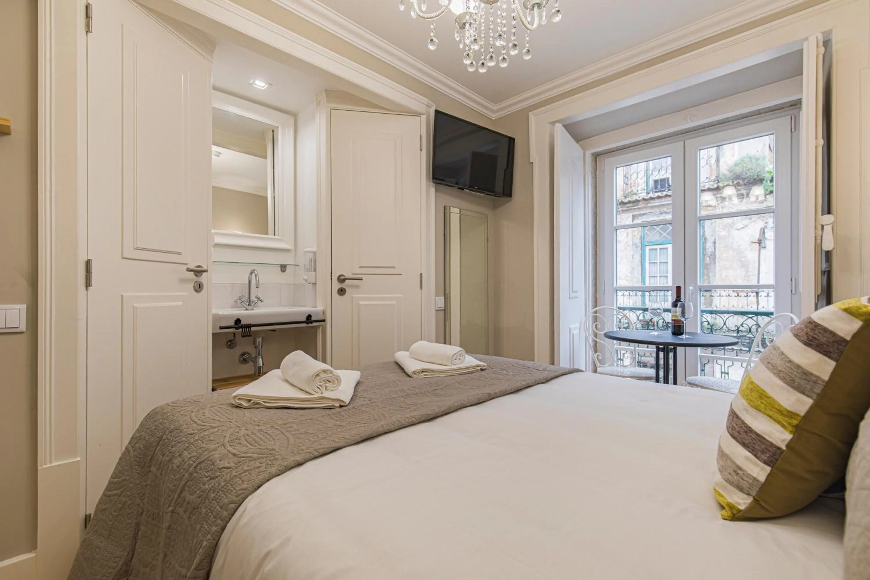 Bed in LovelyStay - Charming Douradoures I