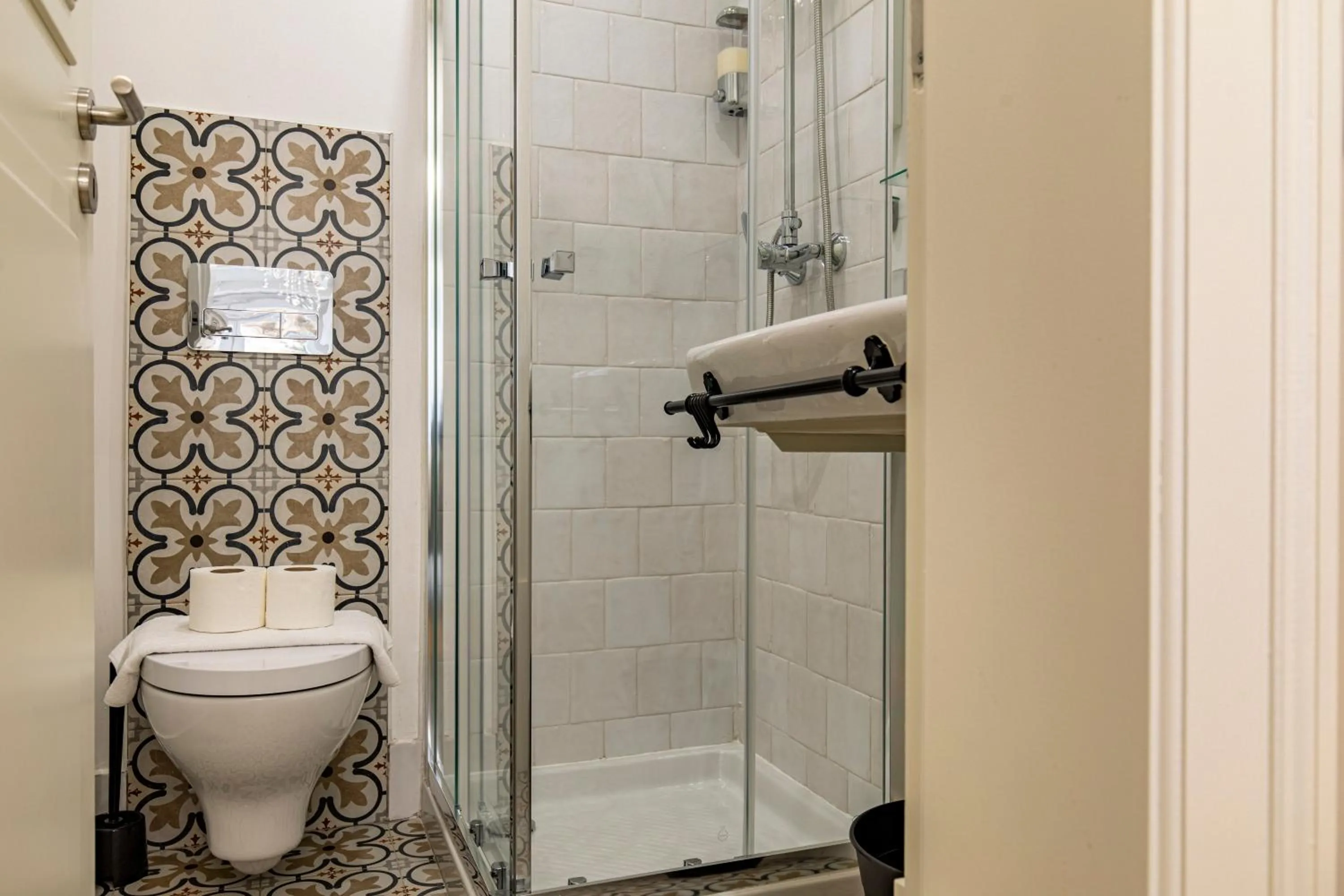 Bathroom in LovelyStay - Charming Douradoures I