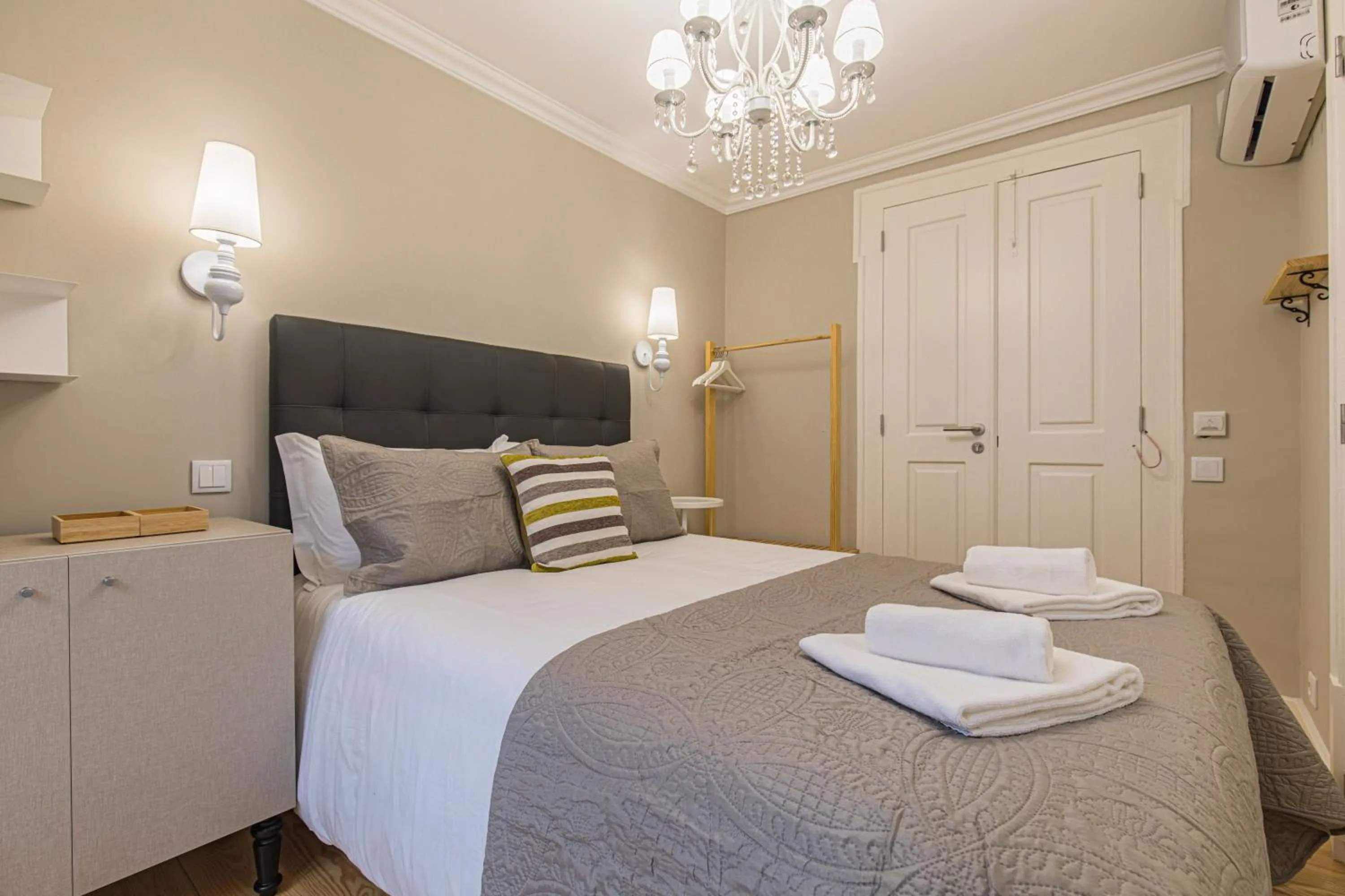 Bed in LovelyStay - Charming Douradoures I