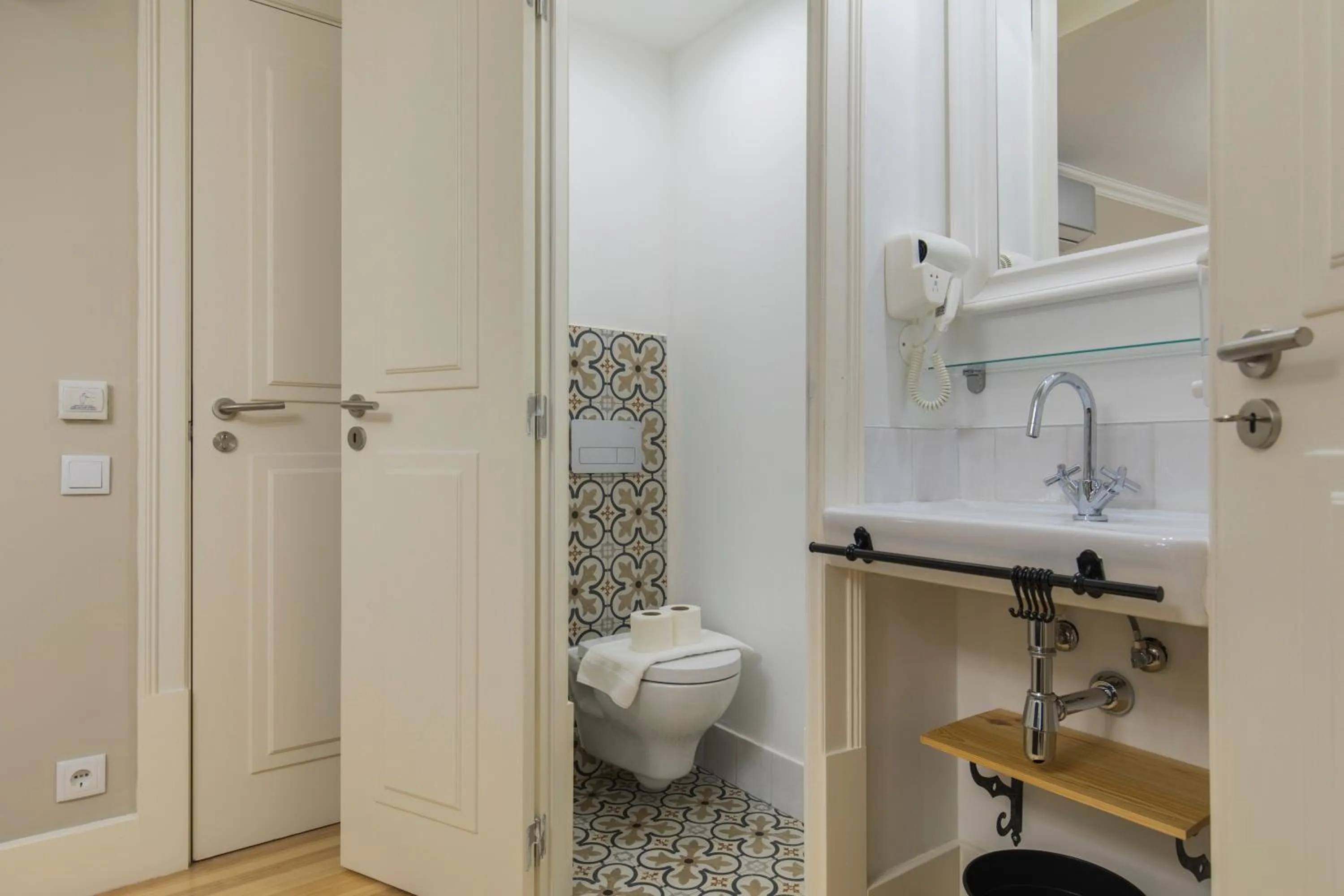 Bathroom in LovelyStay - Charming Douradoures I