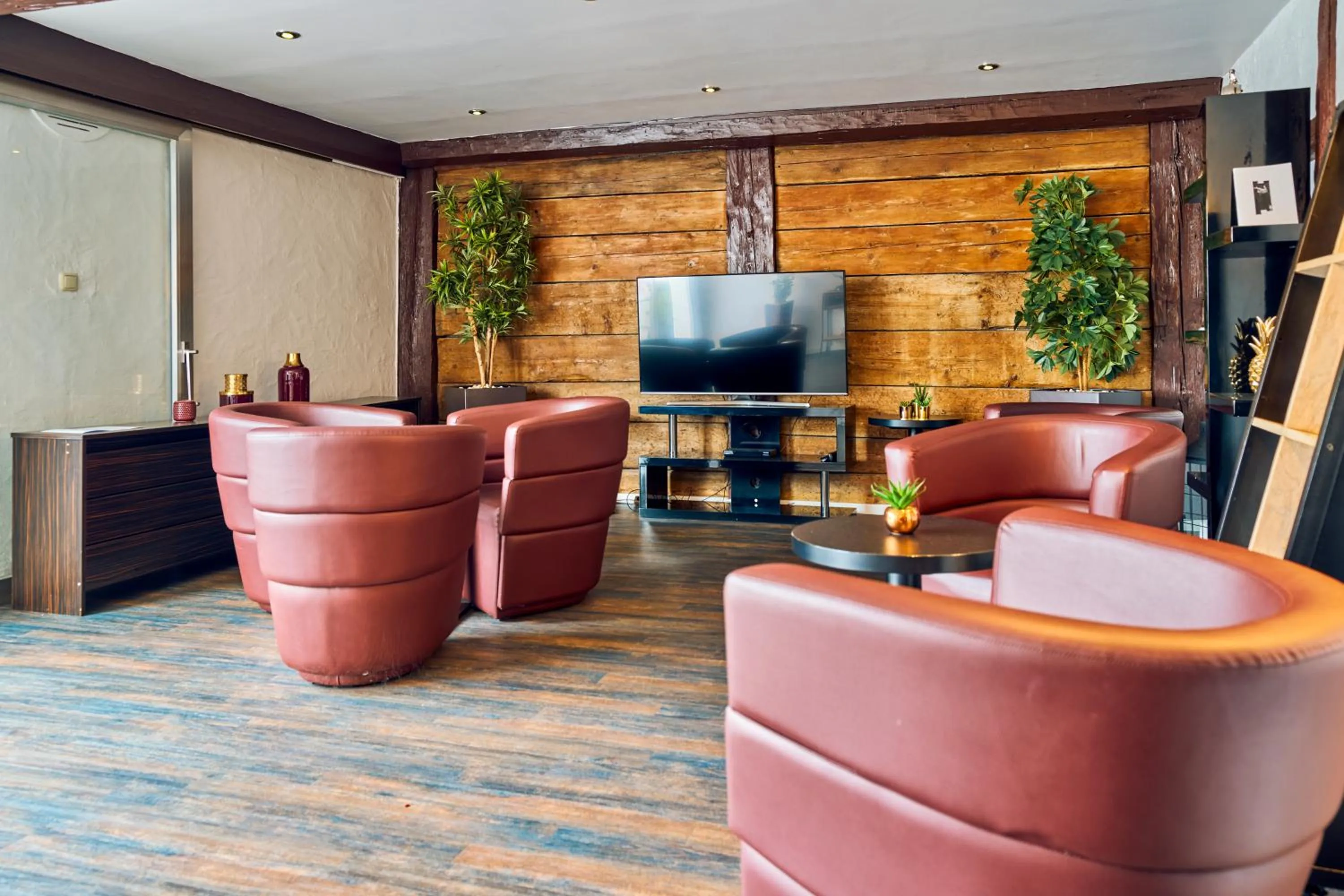 Communal lounge/ TV room in ARTHOTEL Haar