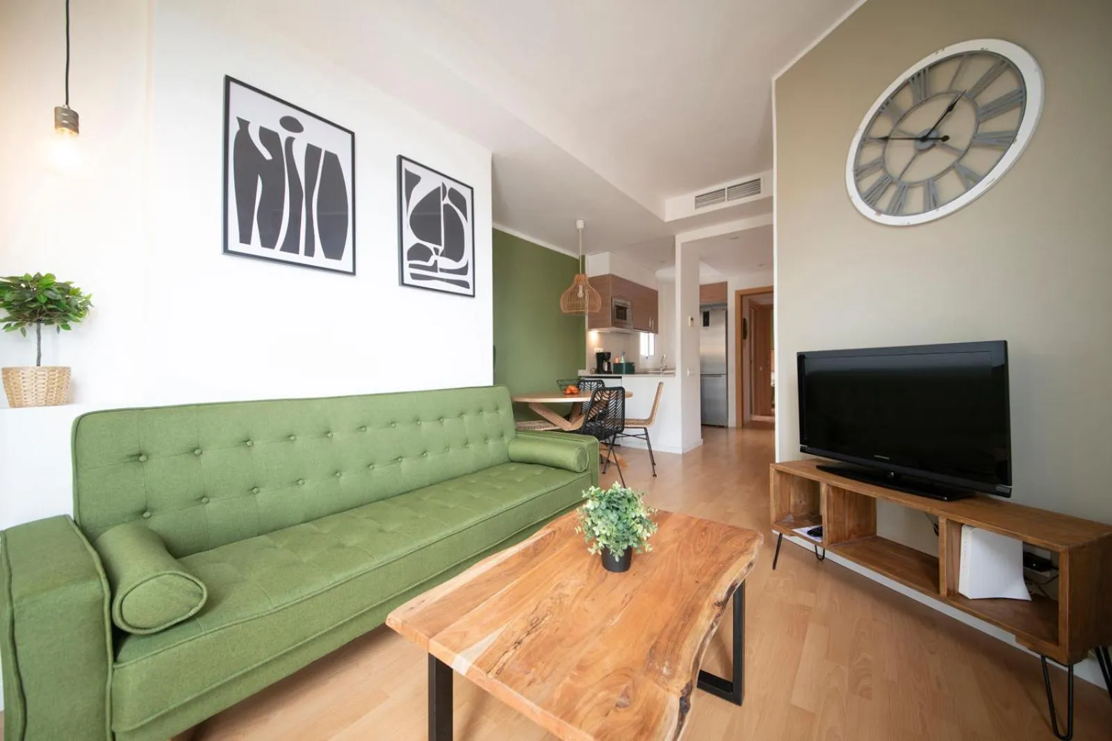 TV and multimedia in You Stylish Sagrada Familia Apartments