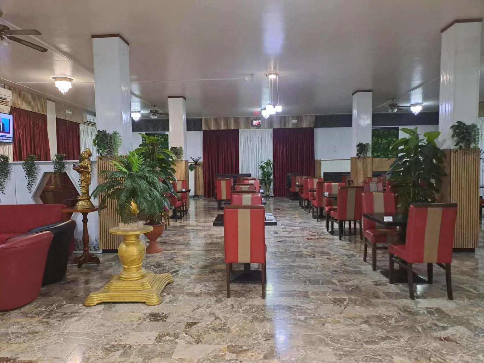 Restaurant/places to eat in Hotel Paradiso
