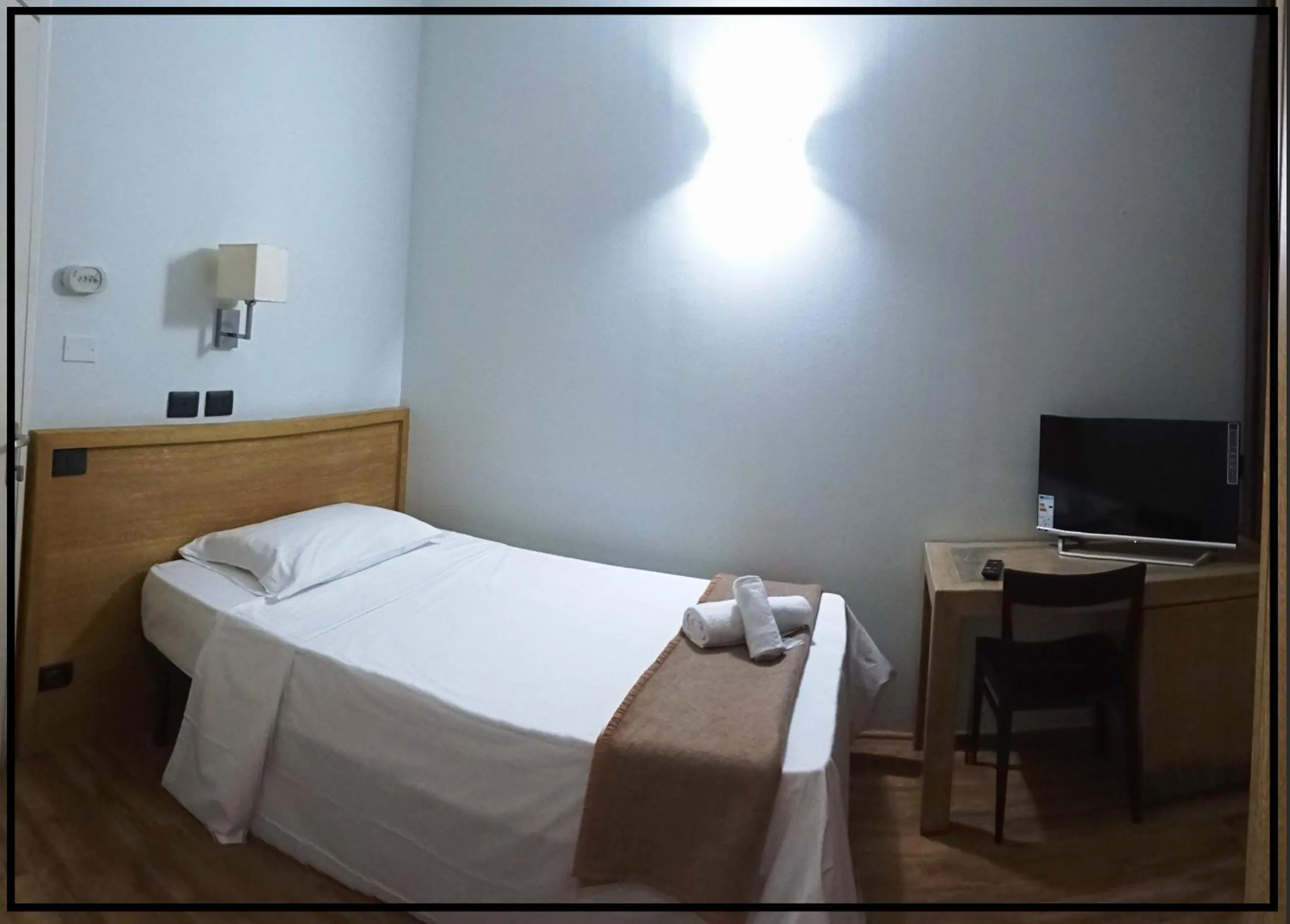 Communal lounge/ TV room, Bed in Hotel Paradiso