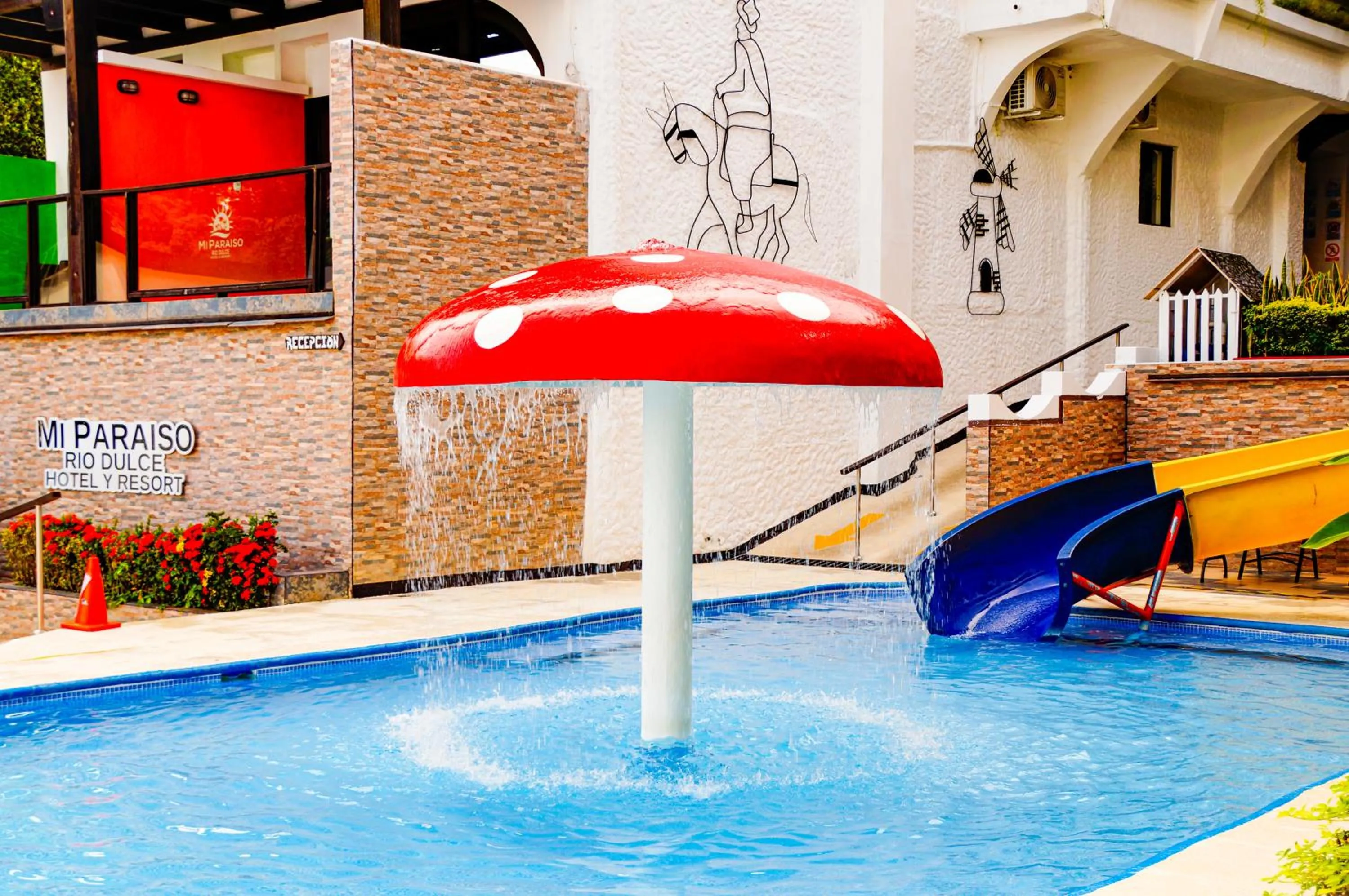 Swimming pool in Hotel Mi Paraíso Río Dulce