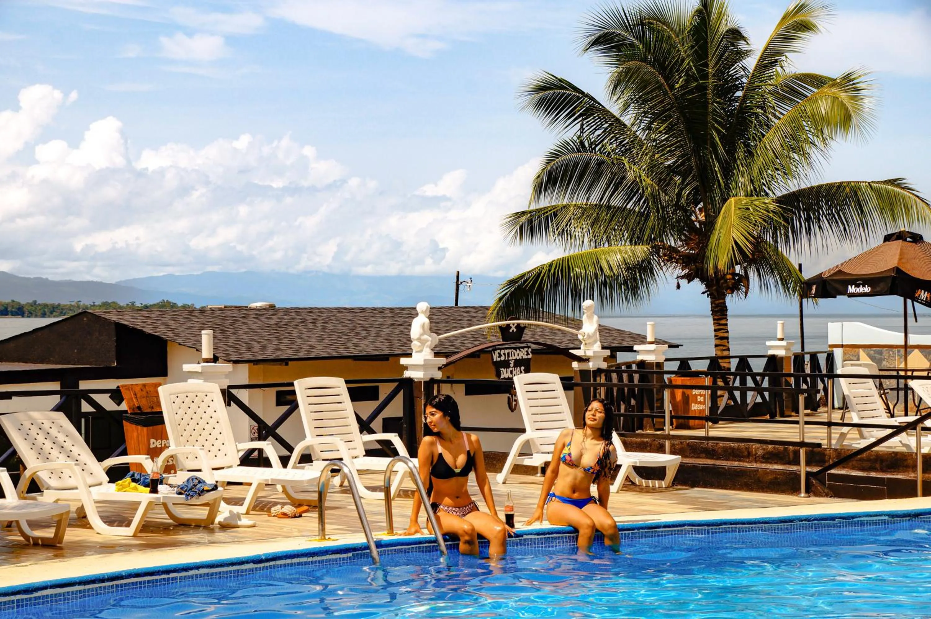 Swimming pool in Hotel Mi Paraíso Río Dulce