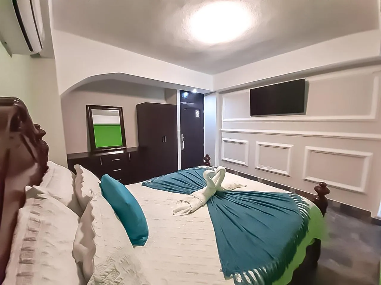 Communal lounge/ TV room, Bed in Hotel Mi Paraíso Río Dulce