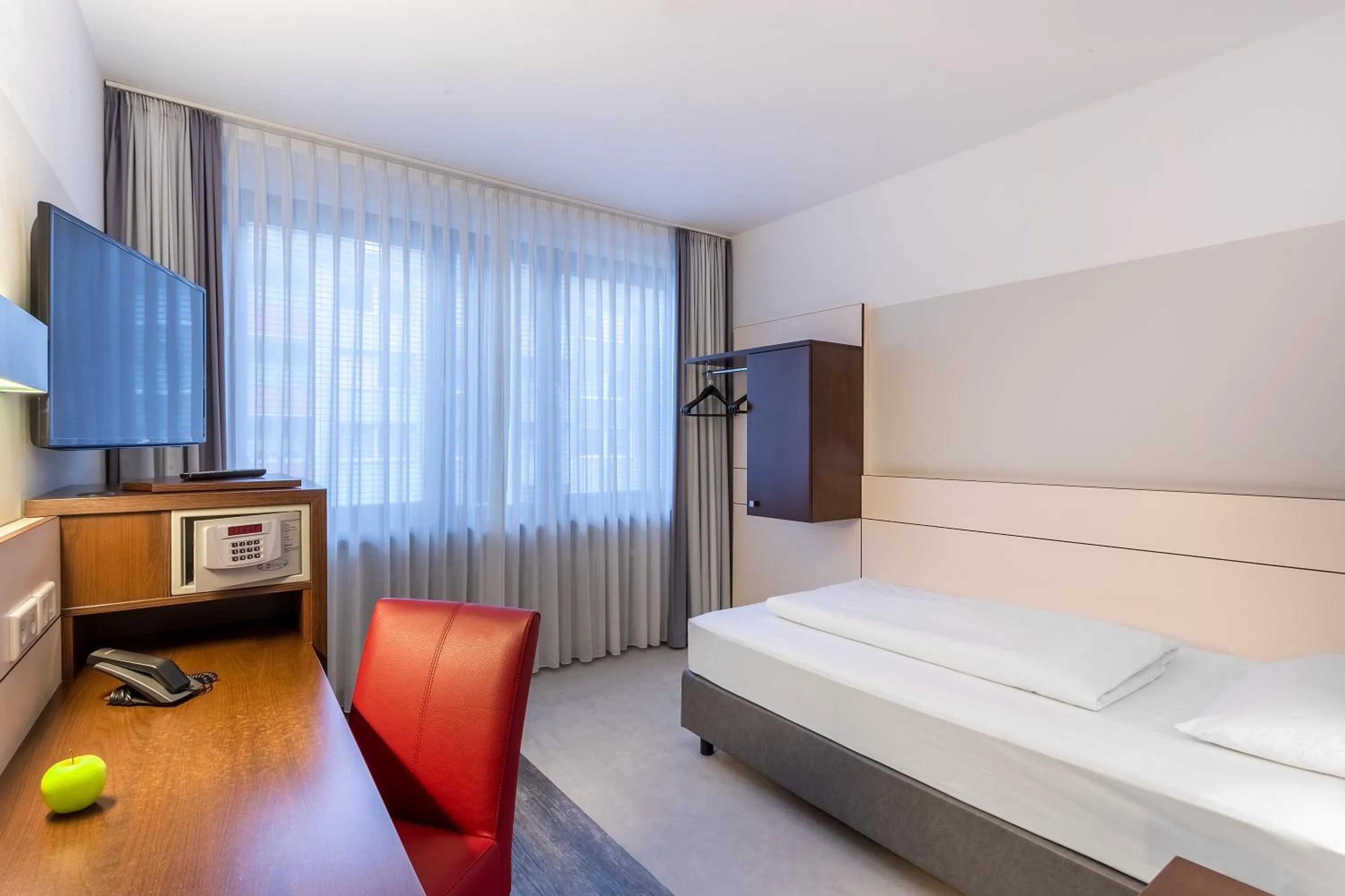 Photo of the whole room, Bed in Ferrotel Duisburg - Partner of SORAT Hotels