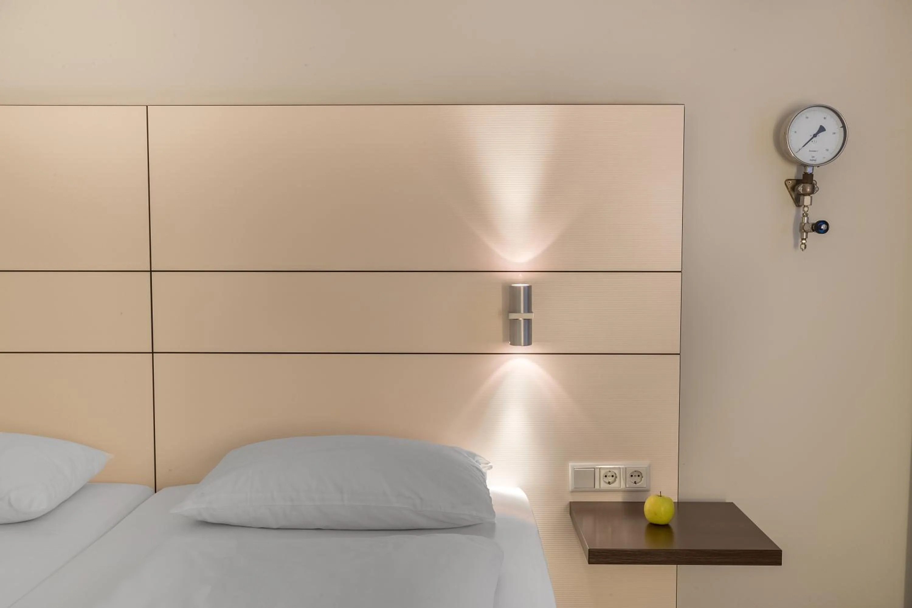 Photo of the whole room, Bed in Ferrotel Duisburg - Partner of SORAT Hotels