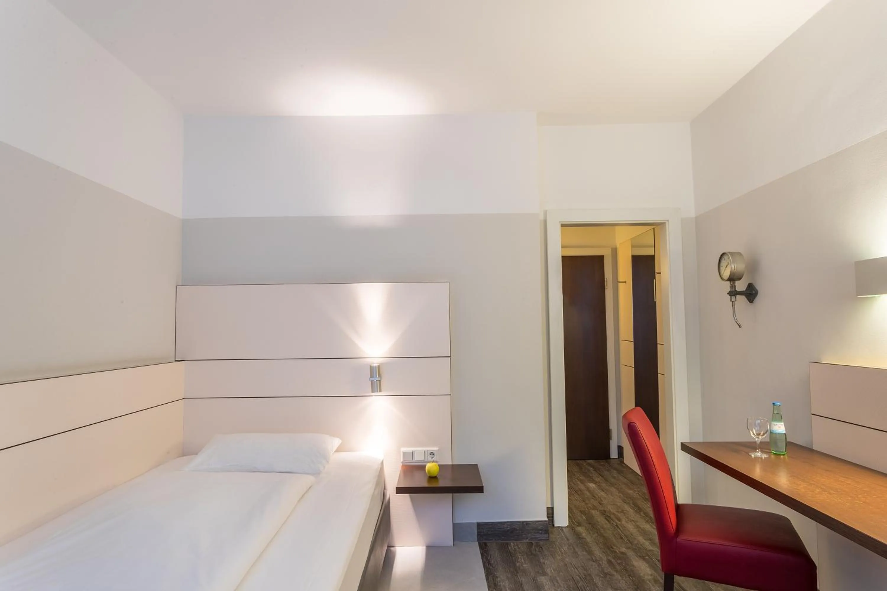 Photo of the whole room, Bed in Ferrotel Duisburg - Partner of SORAT Hotels
