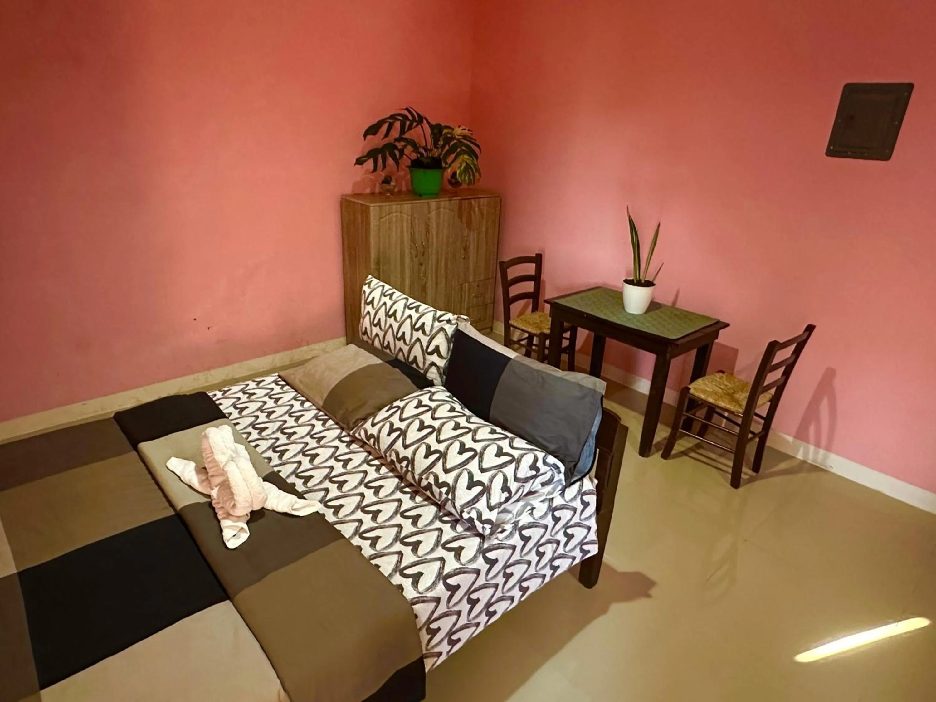 Bed in Rozay Travellers Inn