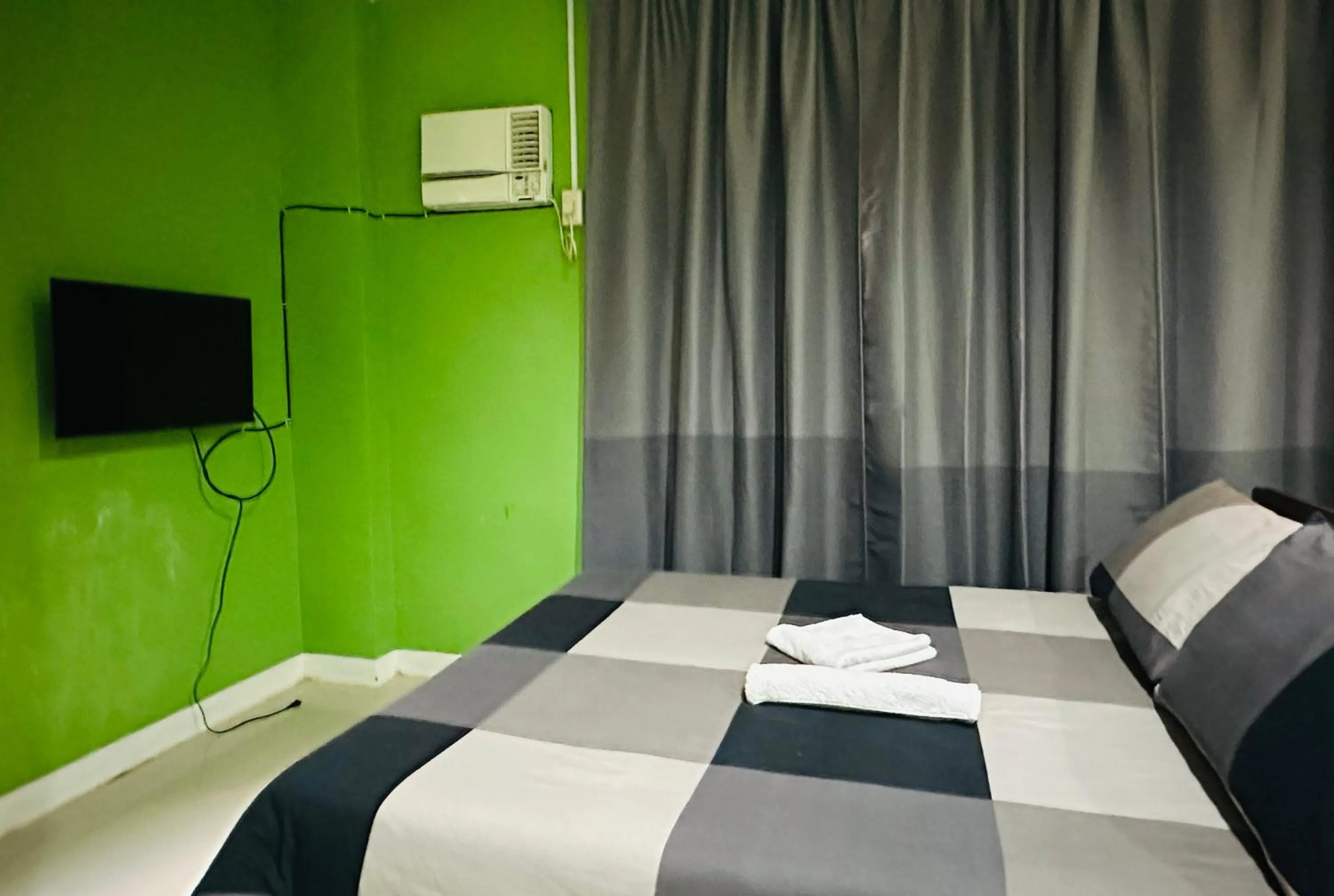 Bed in Rozay Travellers Inn