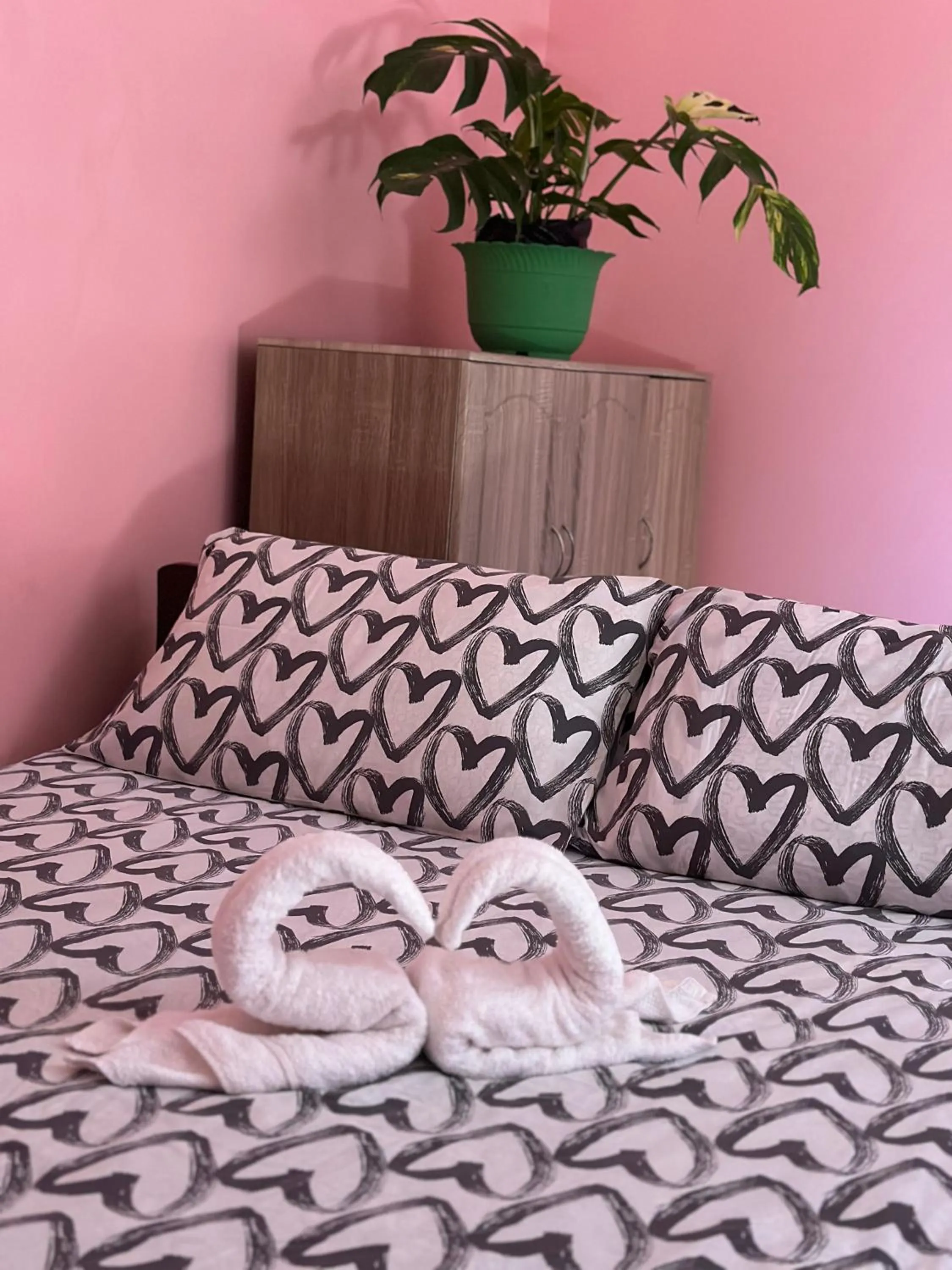 Bed in Rozay Travellers Inn