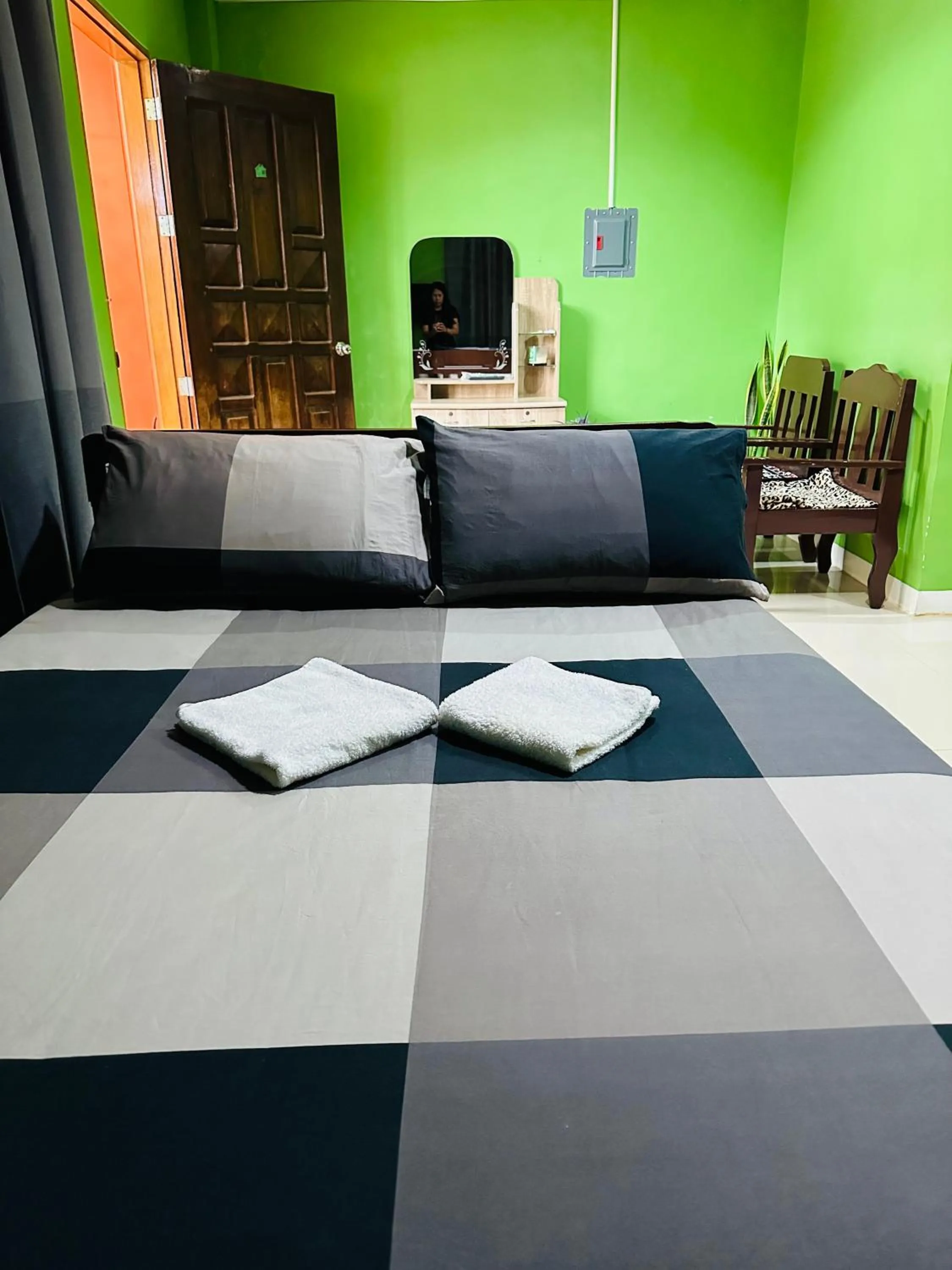 Bed in Rozay Travellers Inn