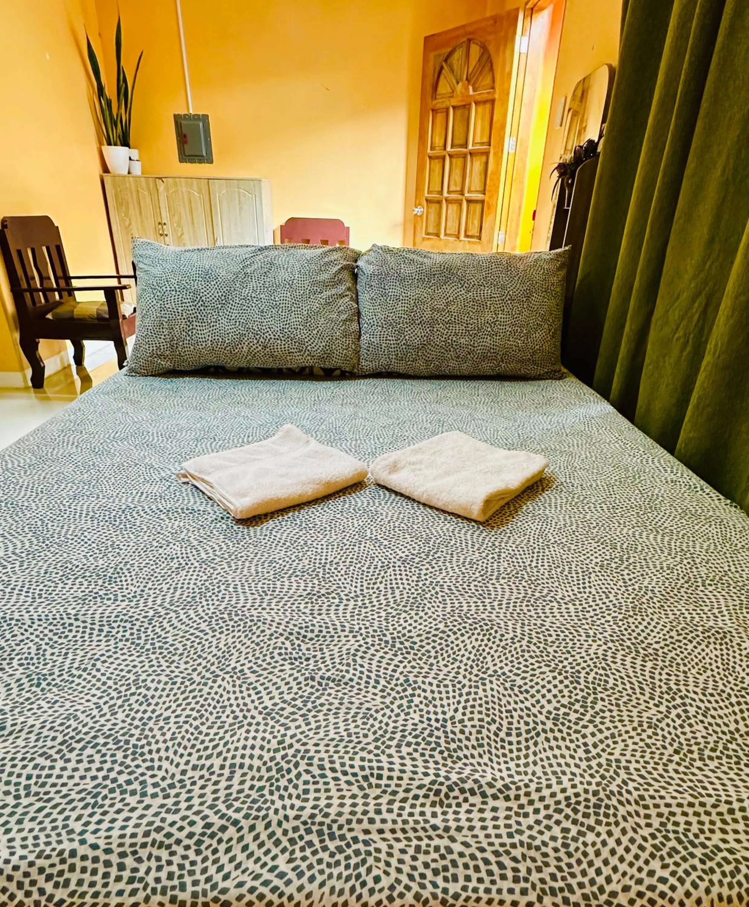 Bed in Rozay Travellers Inn