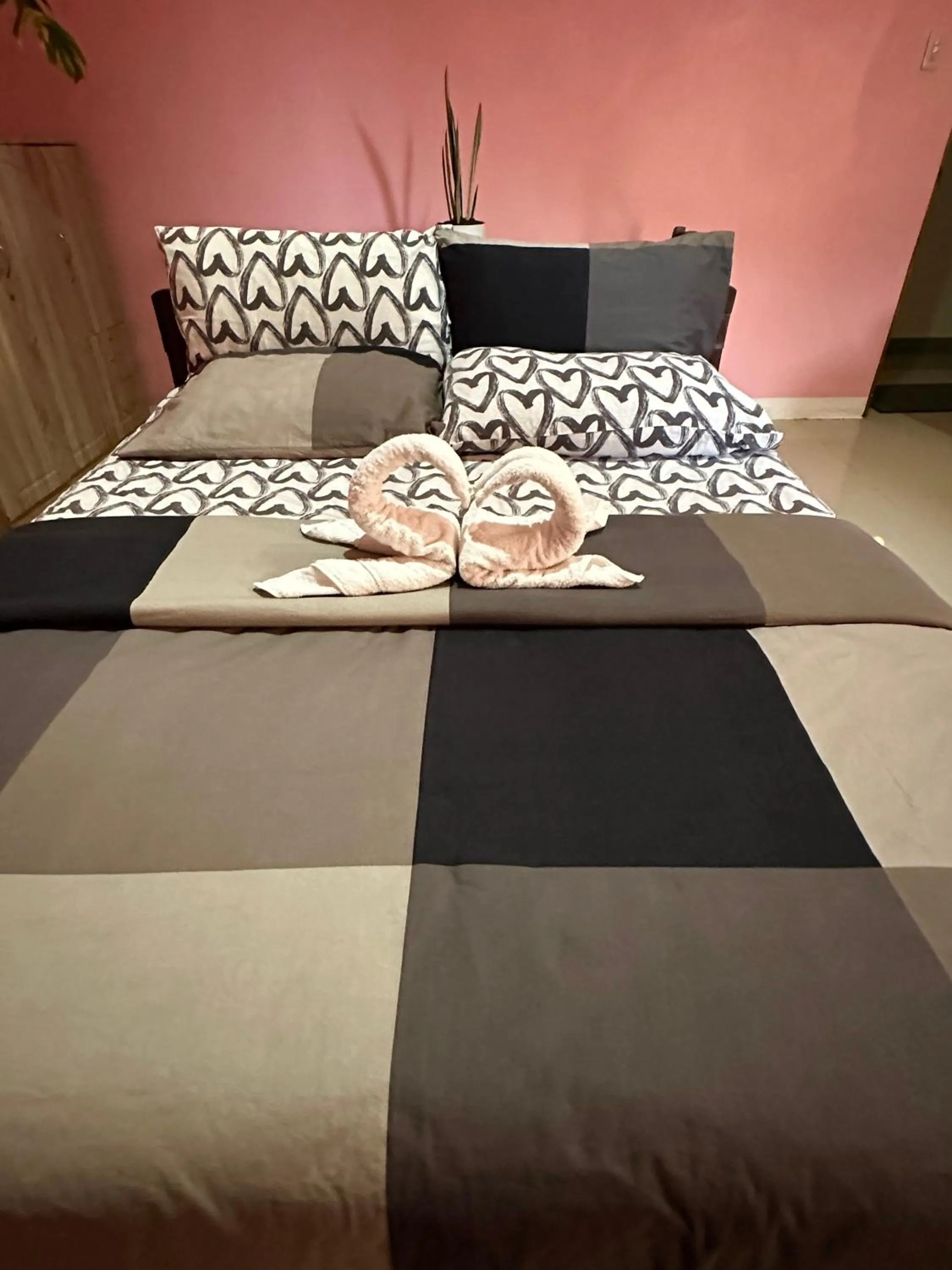 Bed in Rozay Travellers Inn