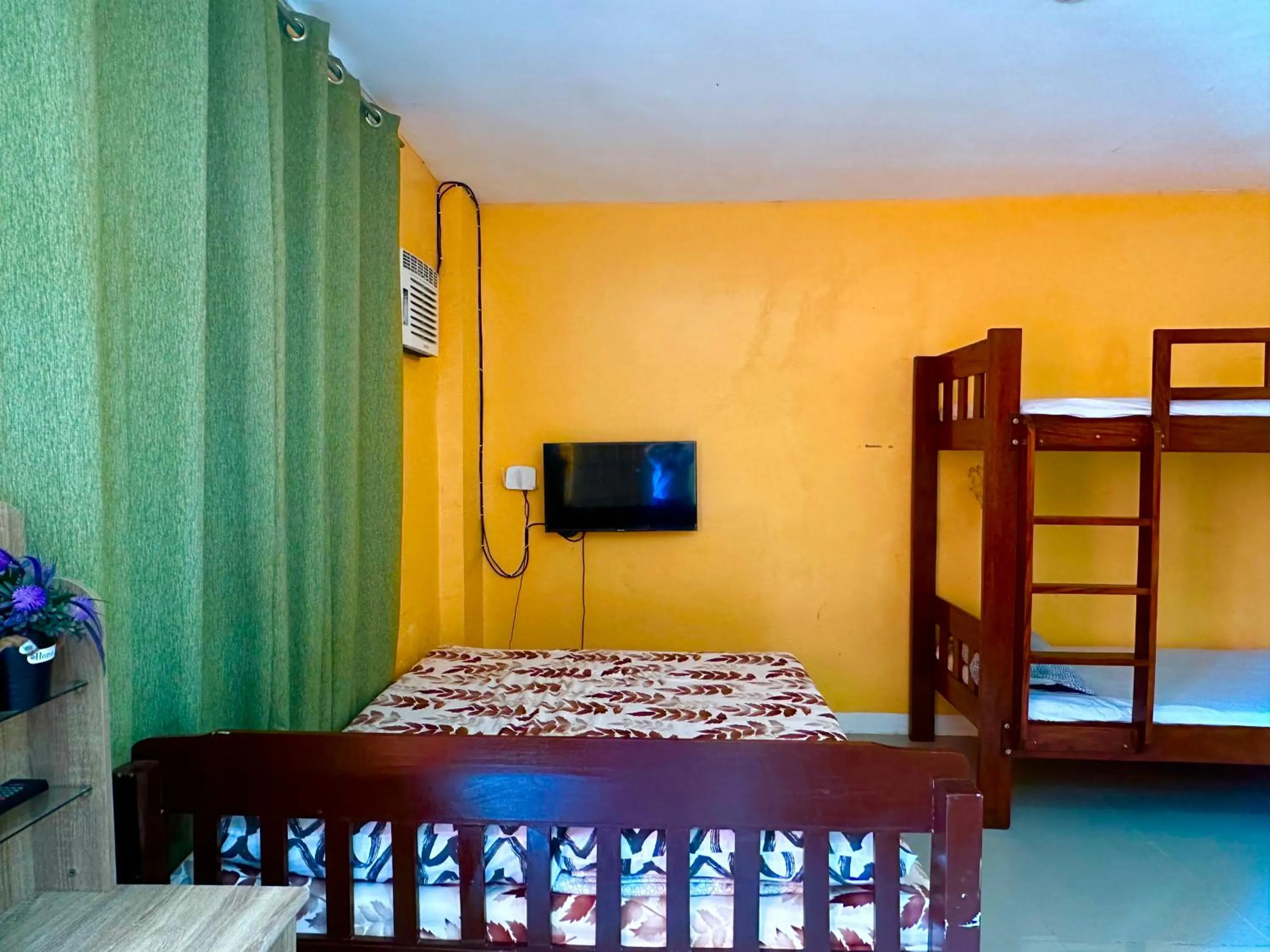 Bed in Rozay Travellers Inn