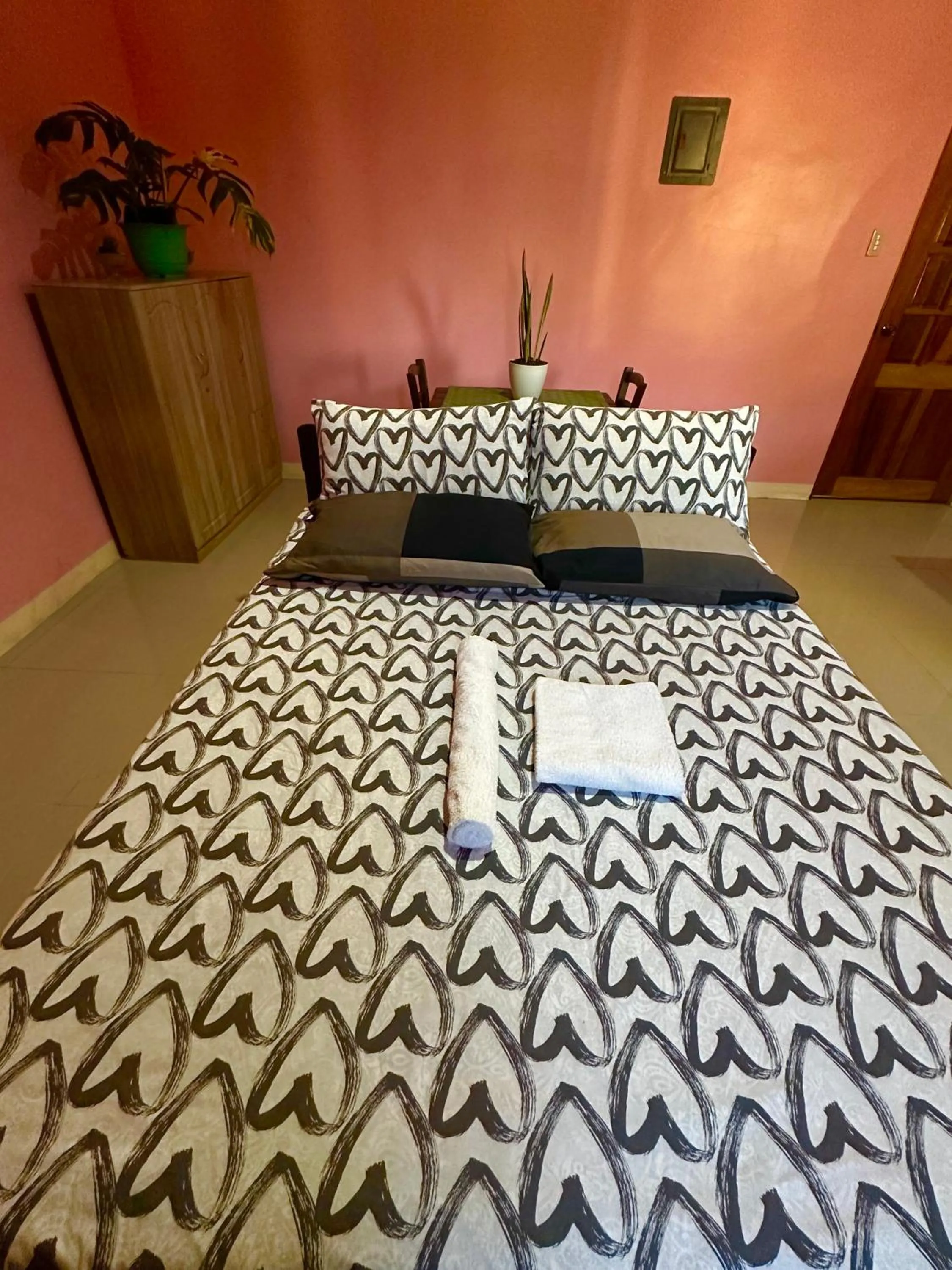 Bed in Rozay Travellers Inn