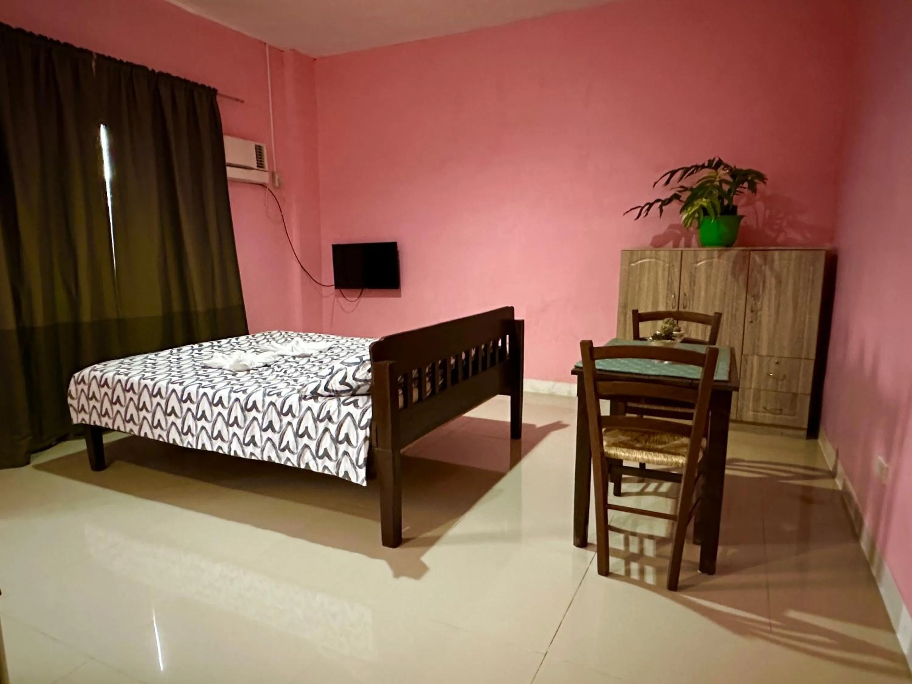 Bed in Rozay Travellers Inn