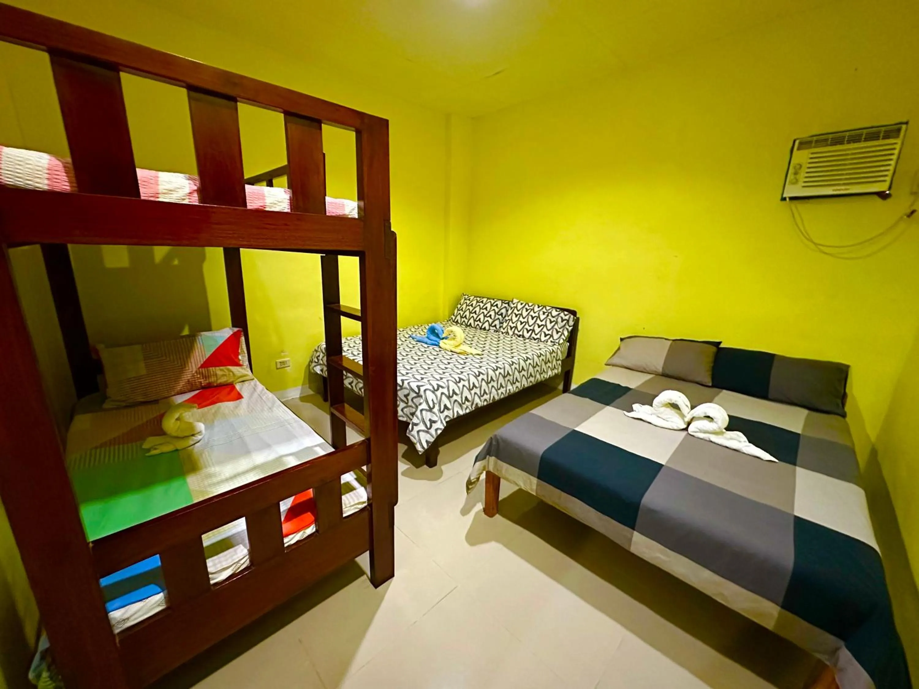 Bed in Rozay Travellers Inn