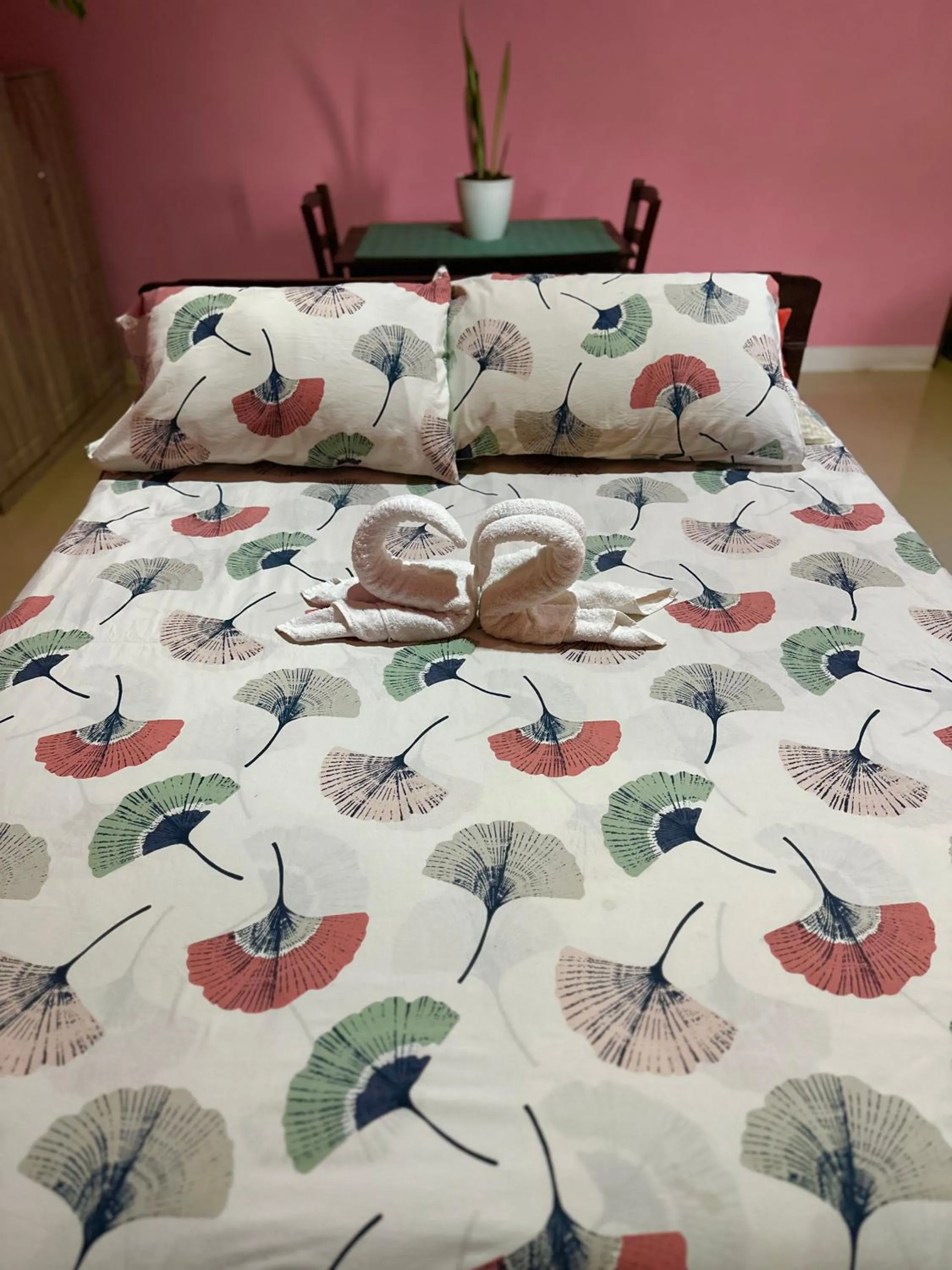 Bed in Rozay Travellers Inn