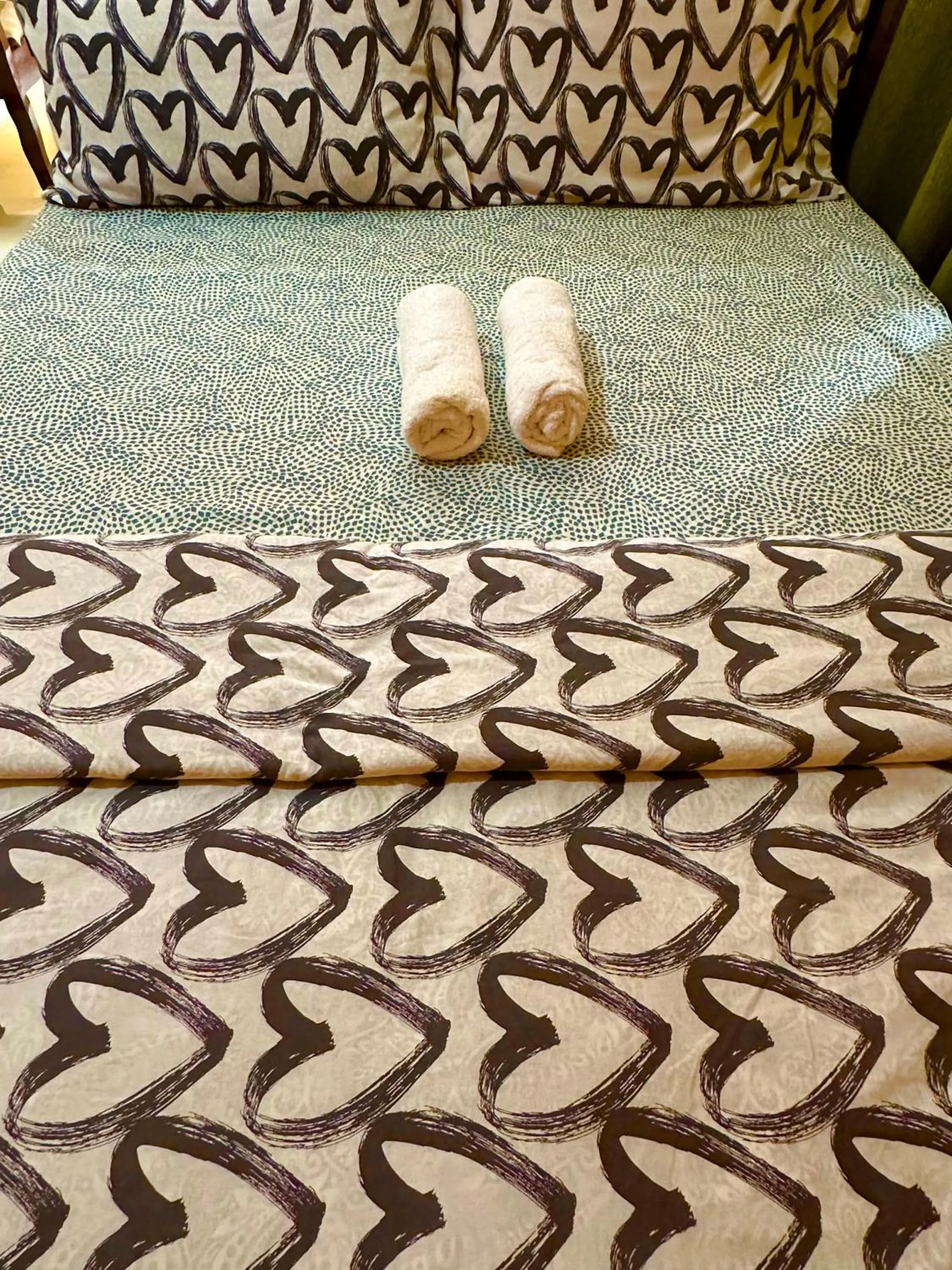 Bed in Rozay Travellers Inn