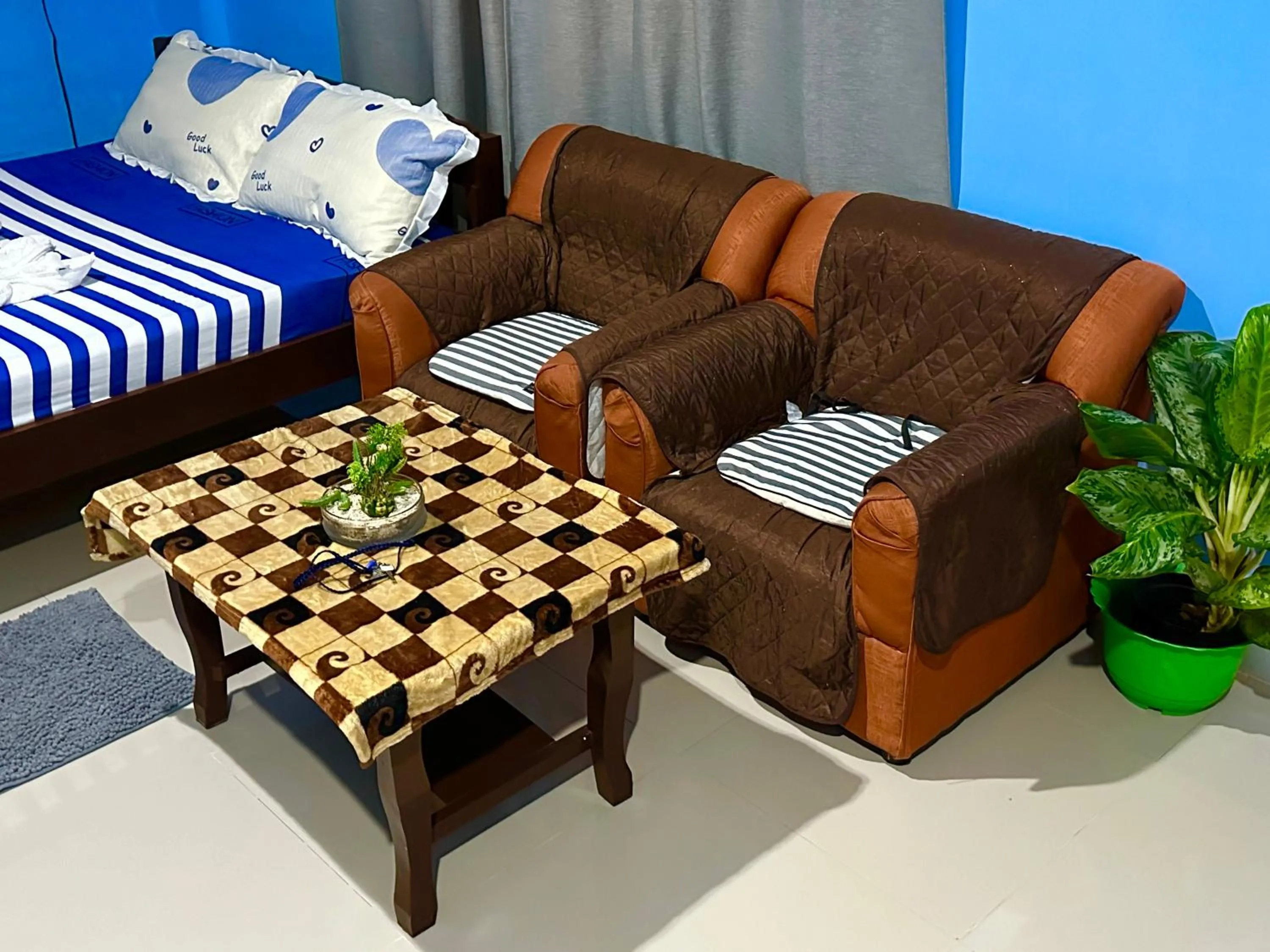 Bed in Rozay Travellers Inn