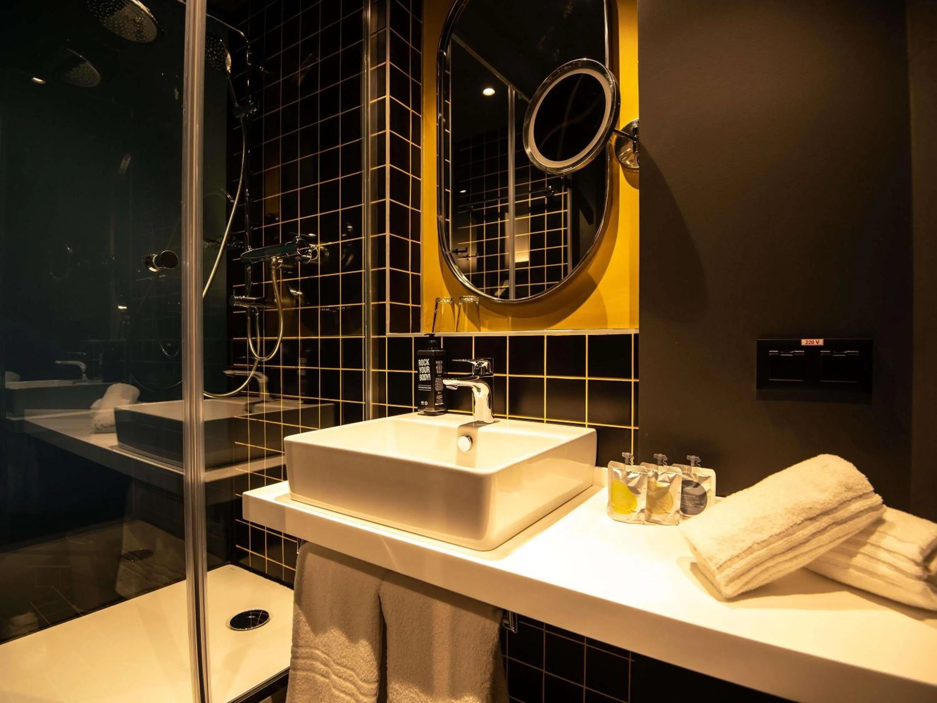 Bedroom in ibis Baku City