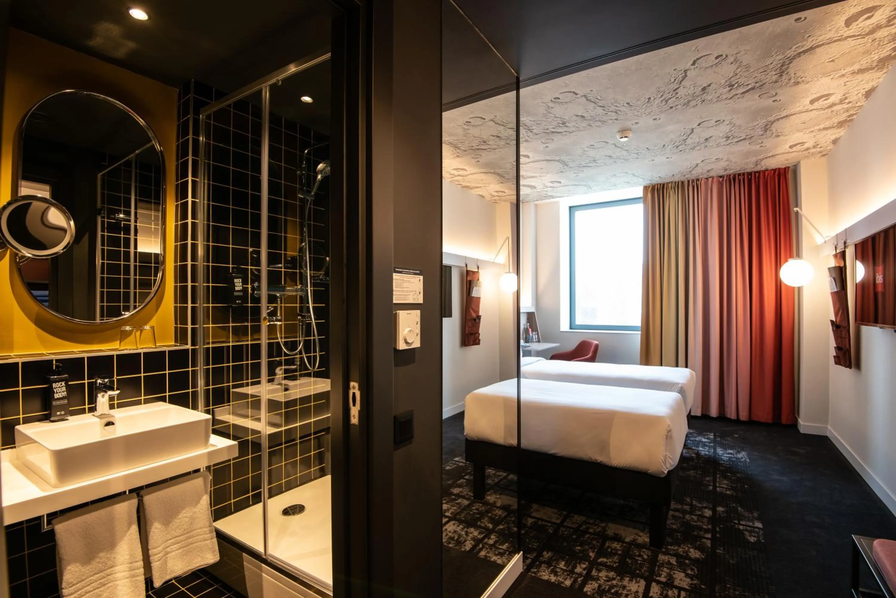 Shower, Bed in ibis Baku City