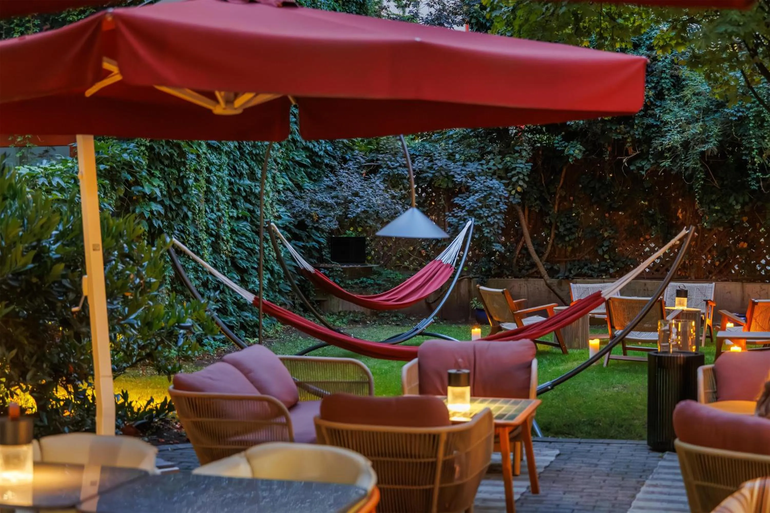 Lounge or bar in Radisson RED Berlin Kudamm