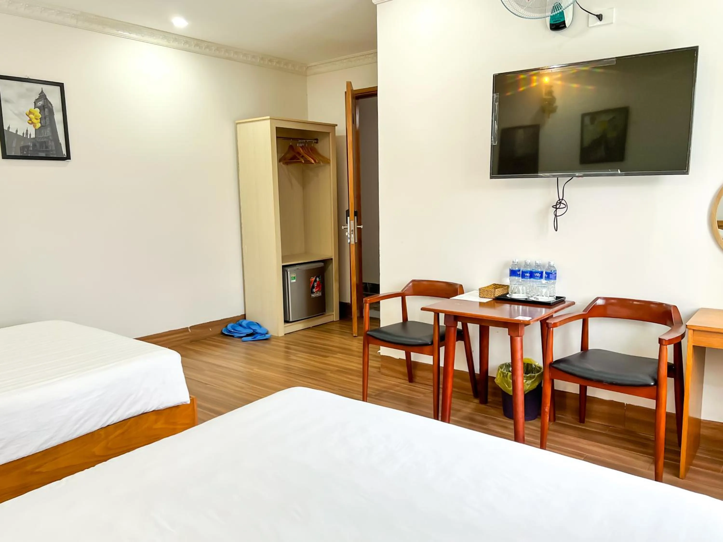 Communal lounge/ TV room, Bed in HaTa Hotel