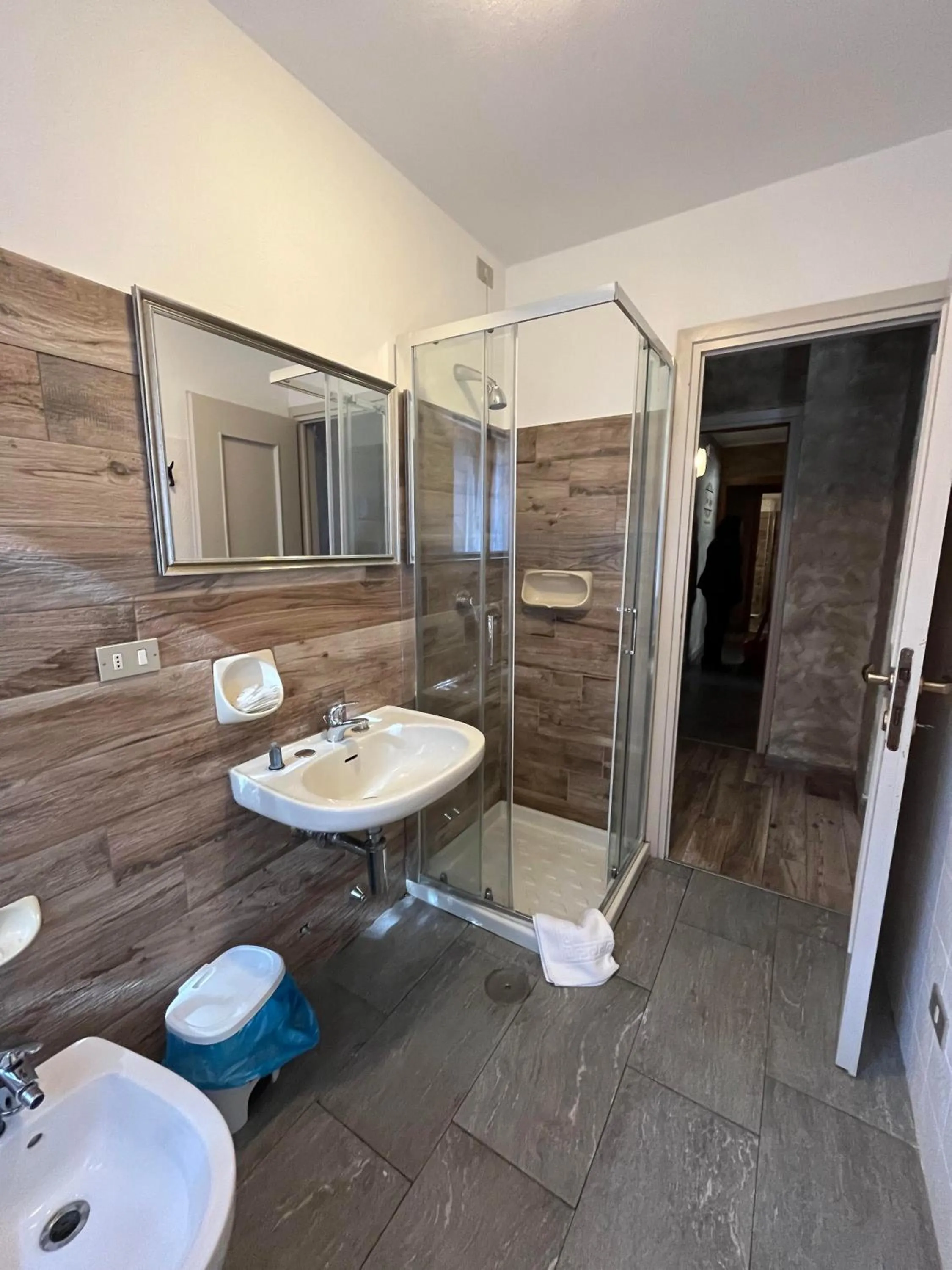 Shower in San Luigi - Rooms & Apartments