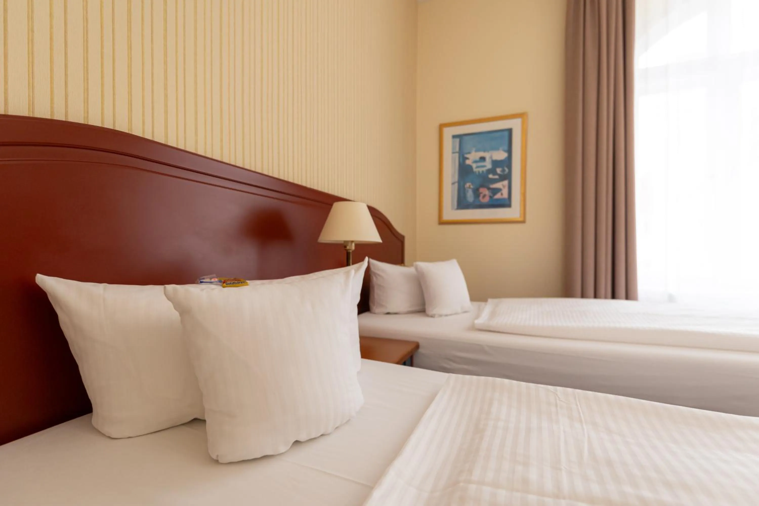 Bed in Akzent Hotel Am Goldenen Strauss