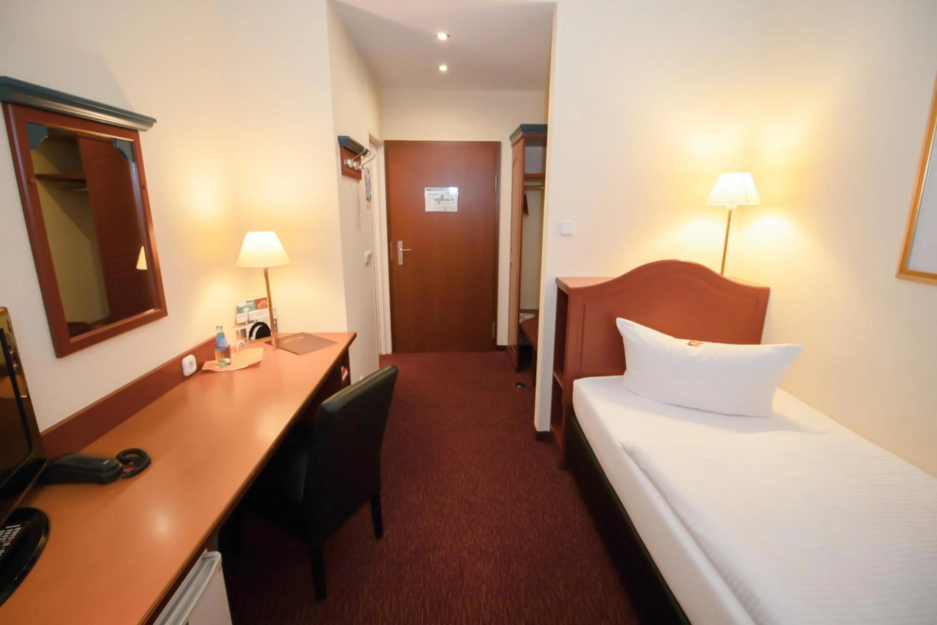 Photo of the whole room, Bed in Akzent Hotel Am Goldenen Strauss