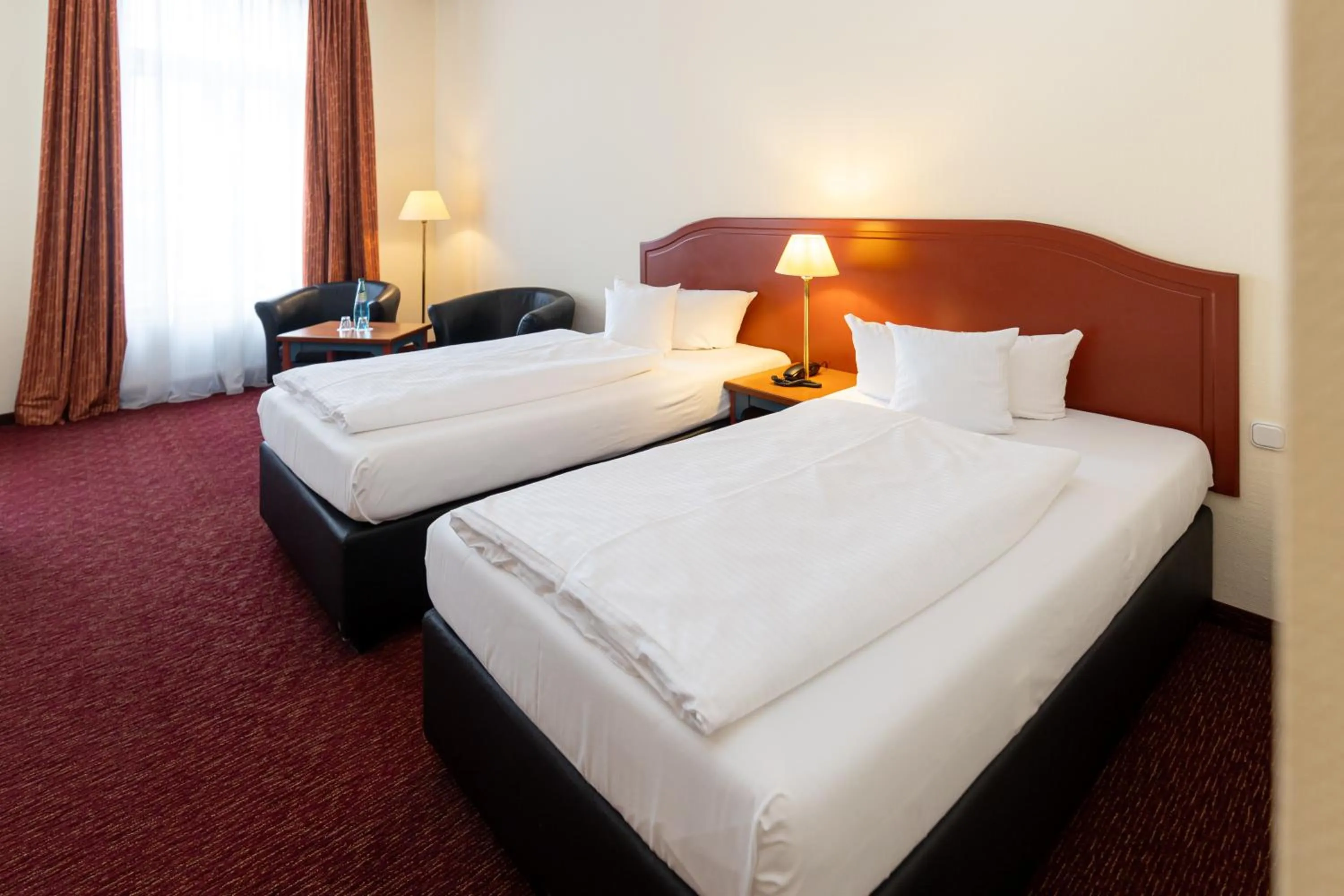 Bed in Akzent Hotel Am Goldenen Strauss