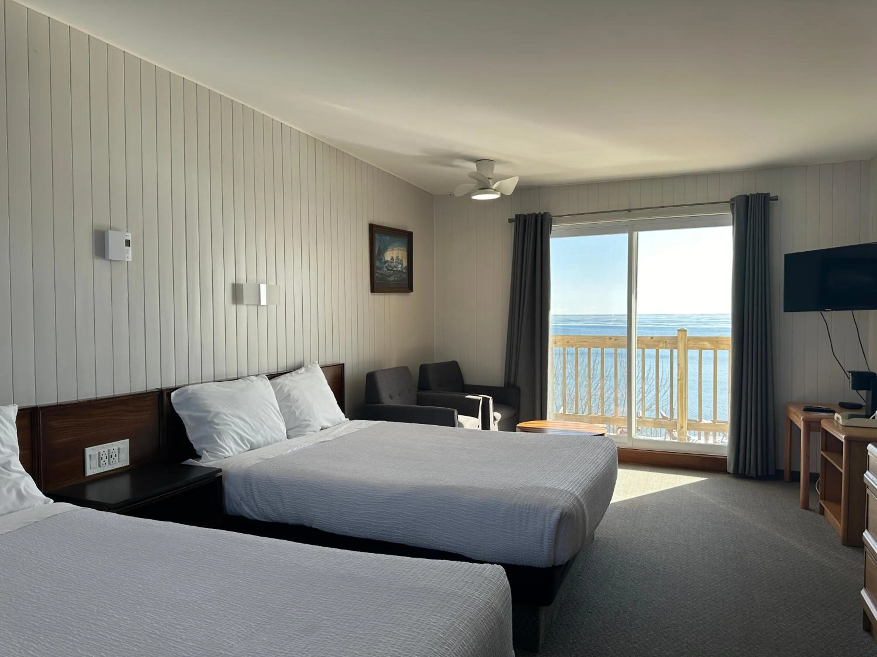 Bed in Motel Carleton Sur Mer