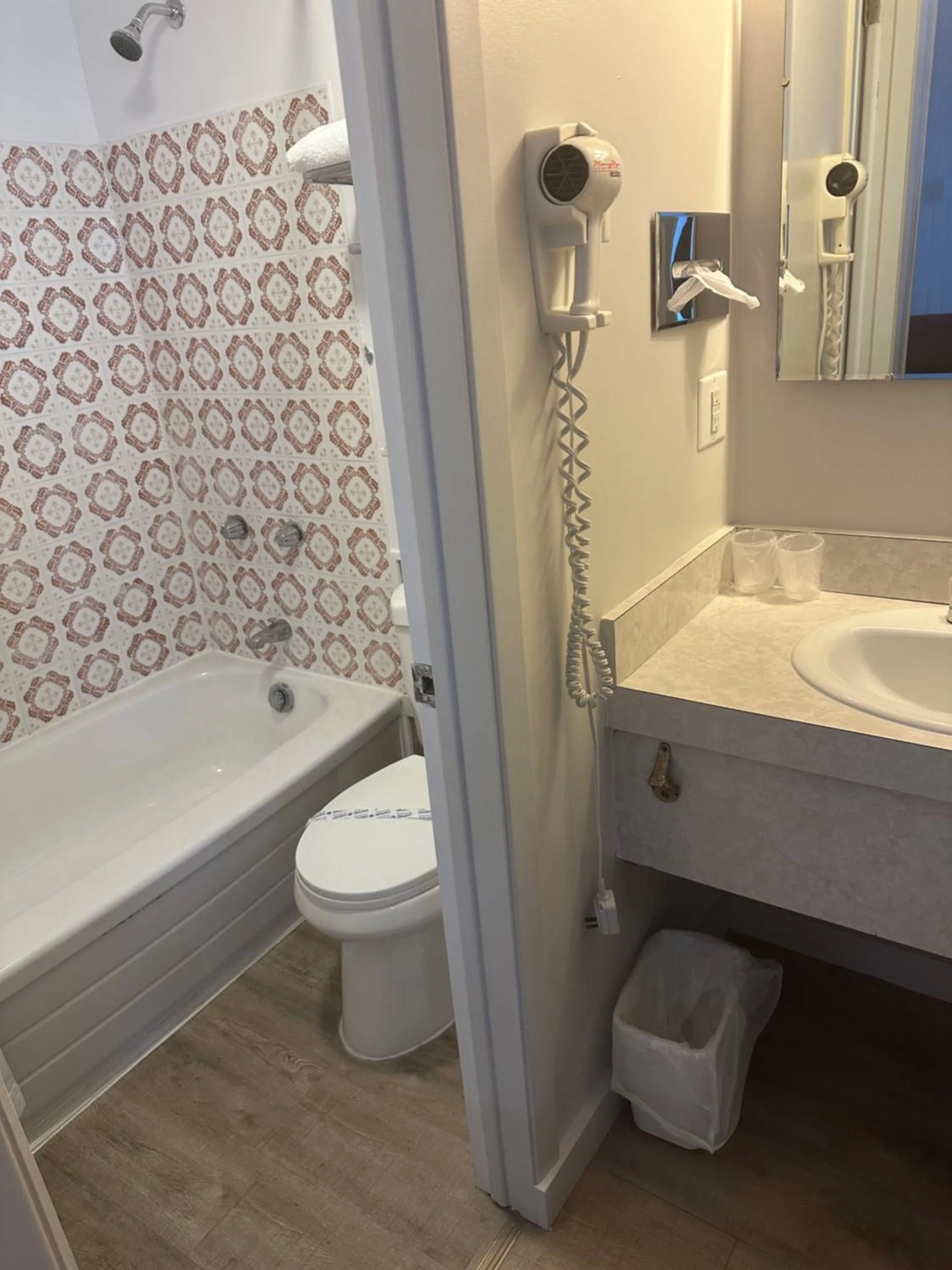 Shower in Motel Carleton Sur Mer