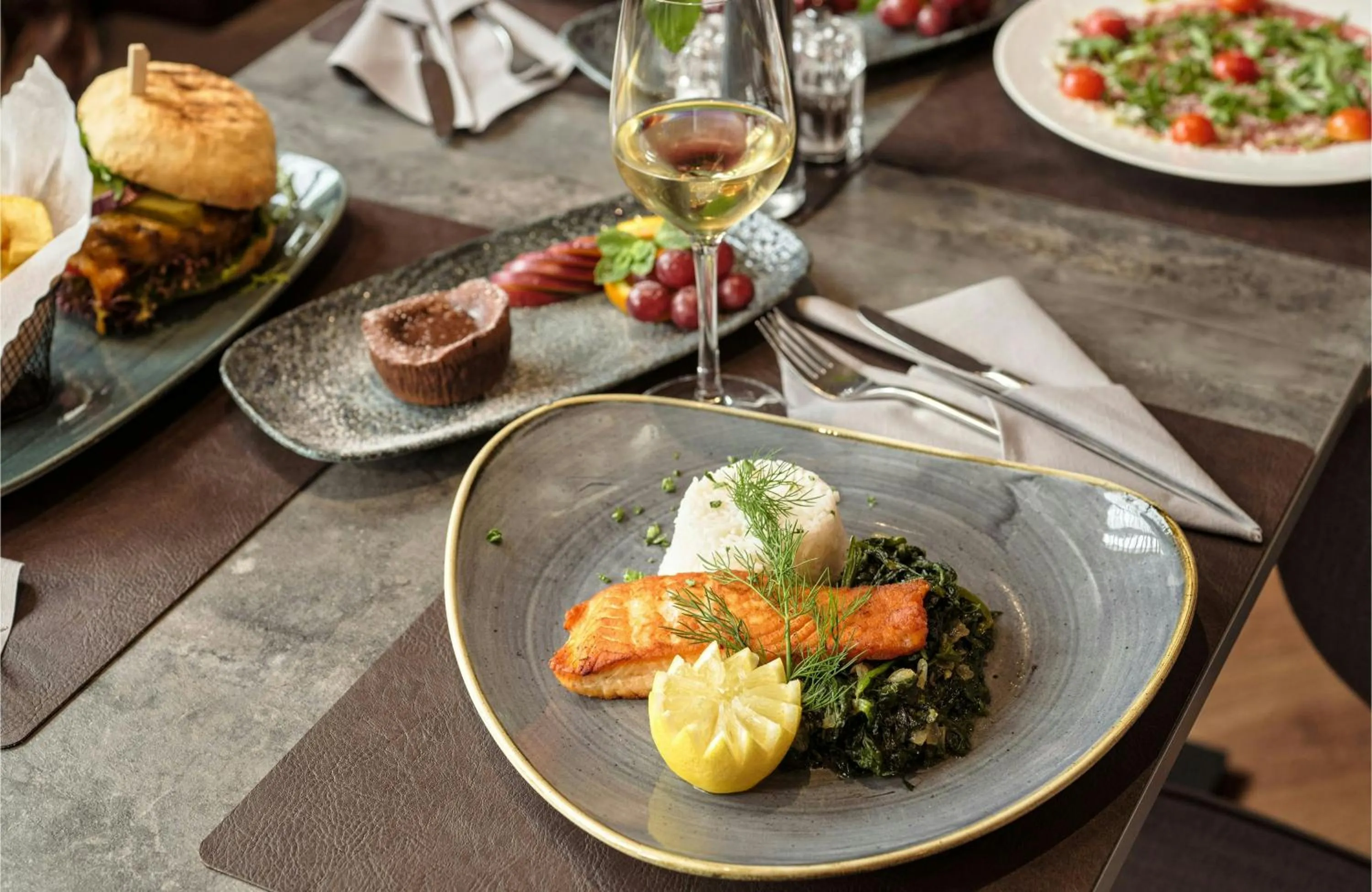 Restaurant/places to eat in Leonardo Hotel Hamburg Elbbrücken