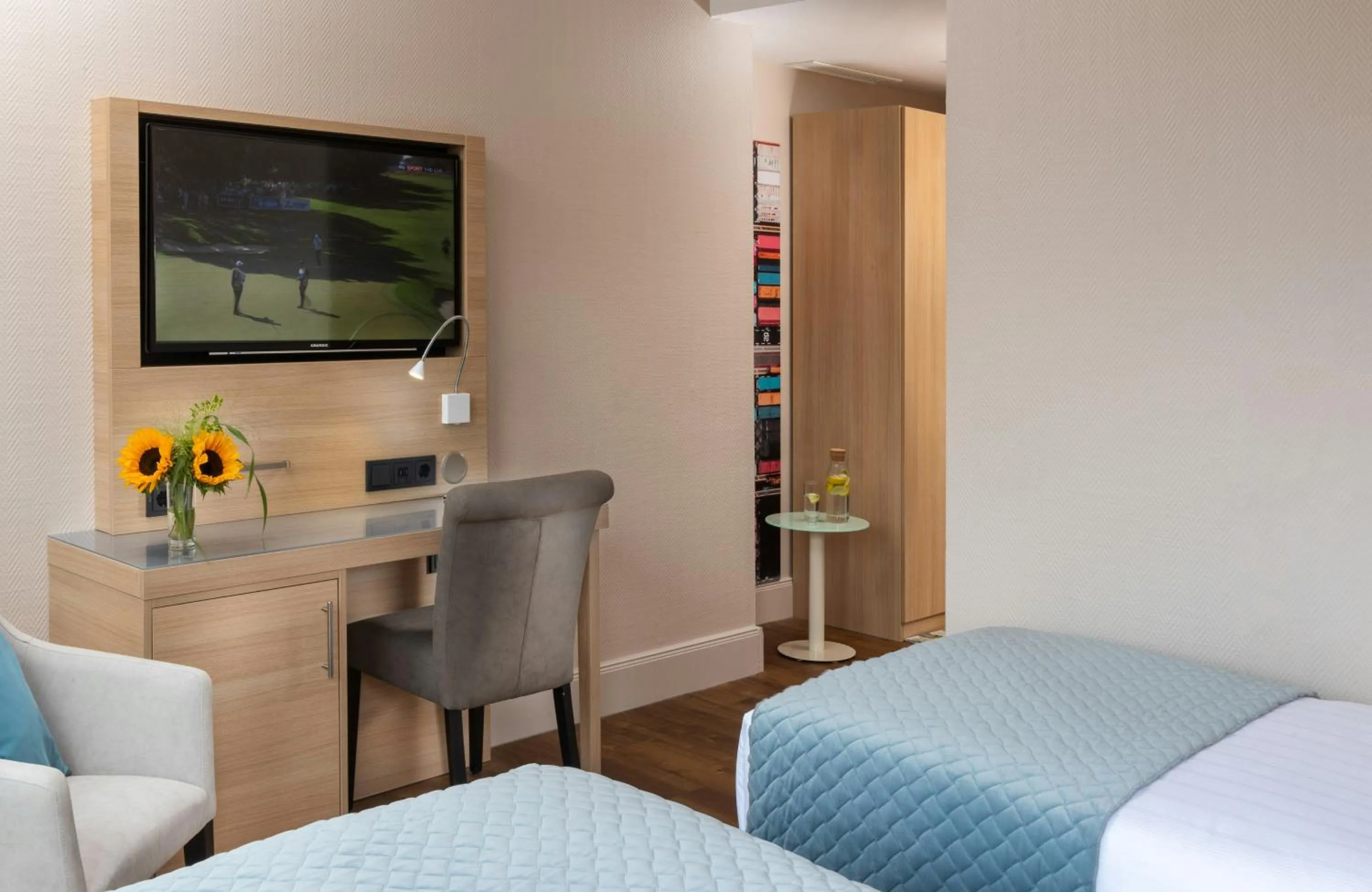 Bedroom, Bed in Leonardo Hotel Hamburg Elbbrücken