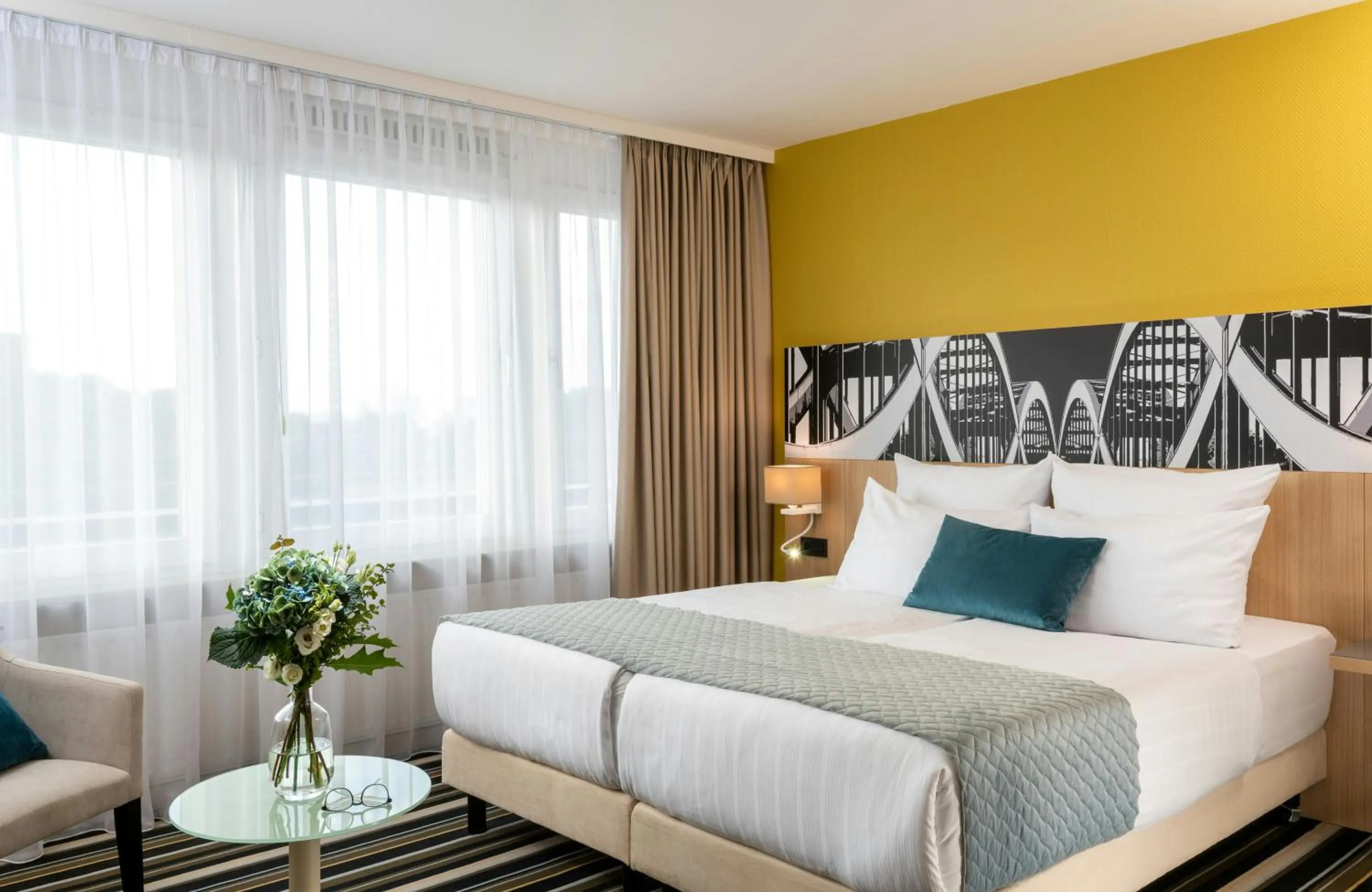 Photo of the whole room, Bed in Leonardo Hotel Hamburg Elbbrücken