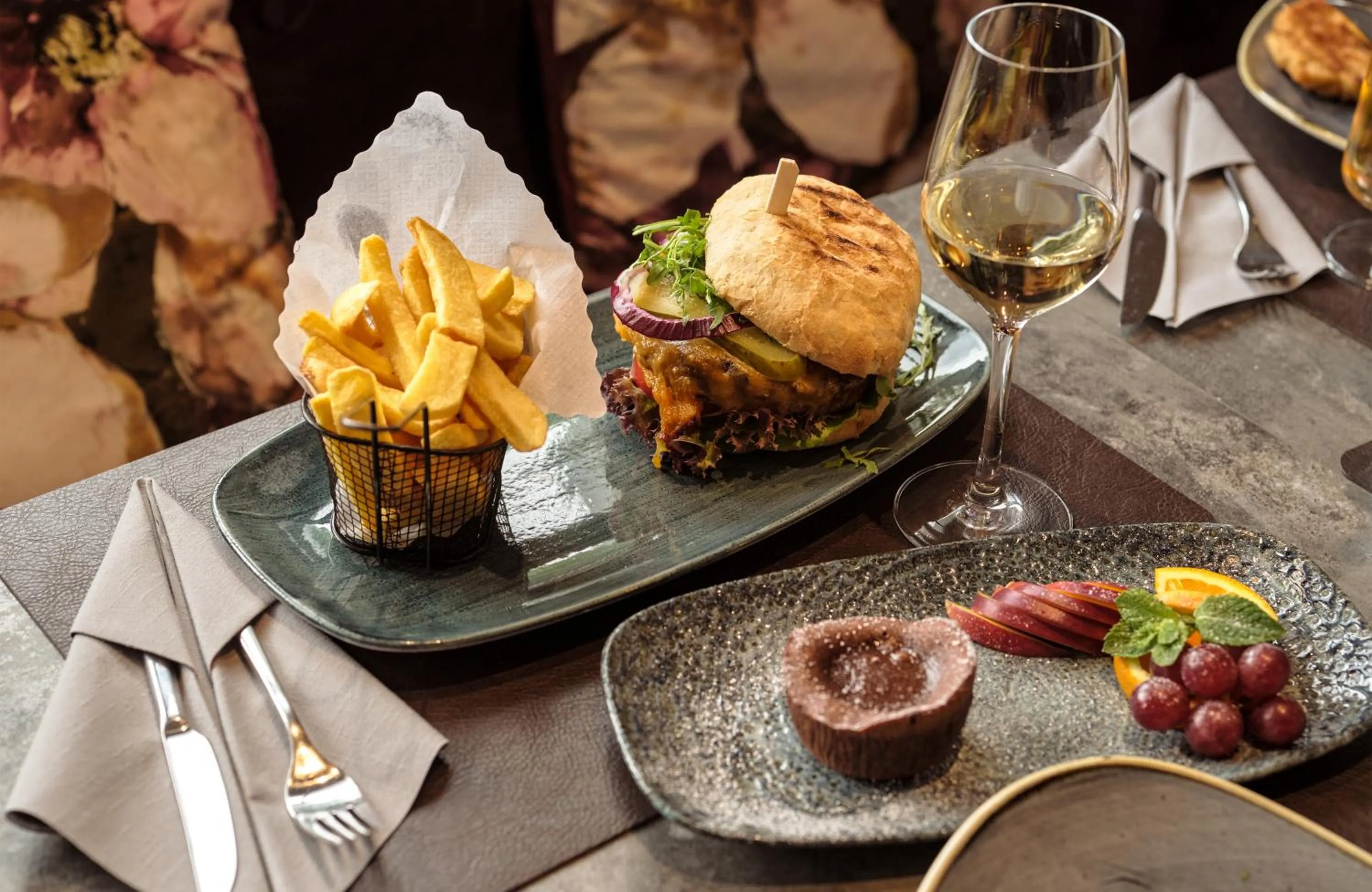 Restaurant/places to eat in Leonardo Hotel Hamburg Elbbrücken