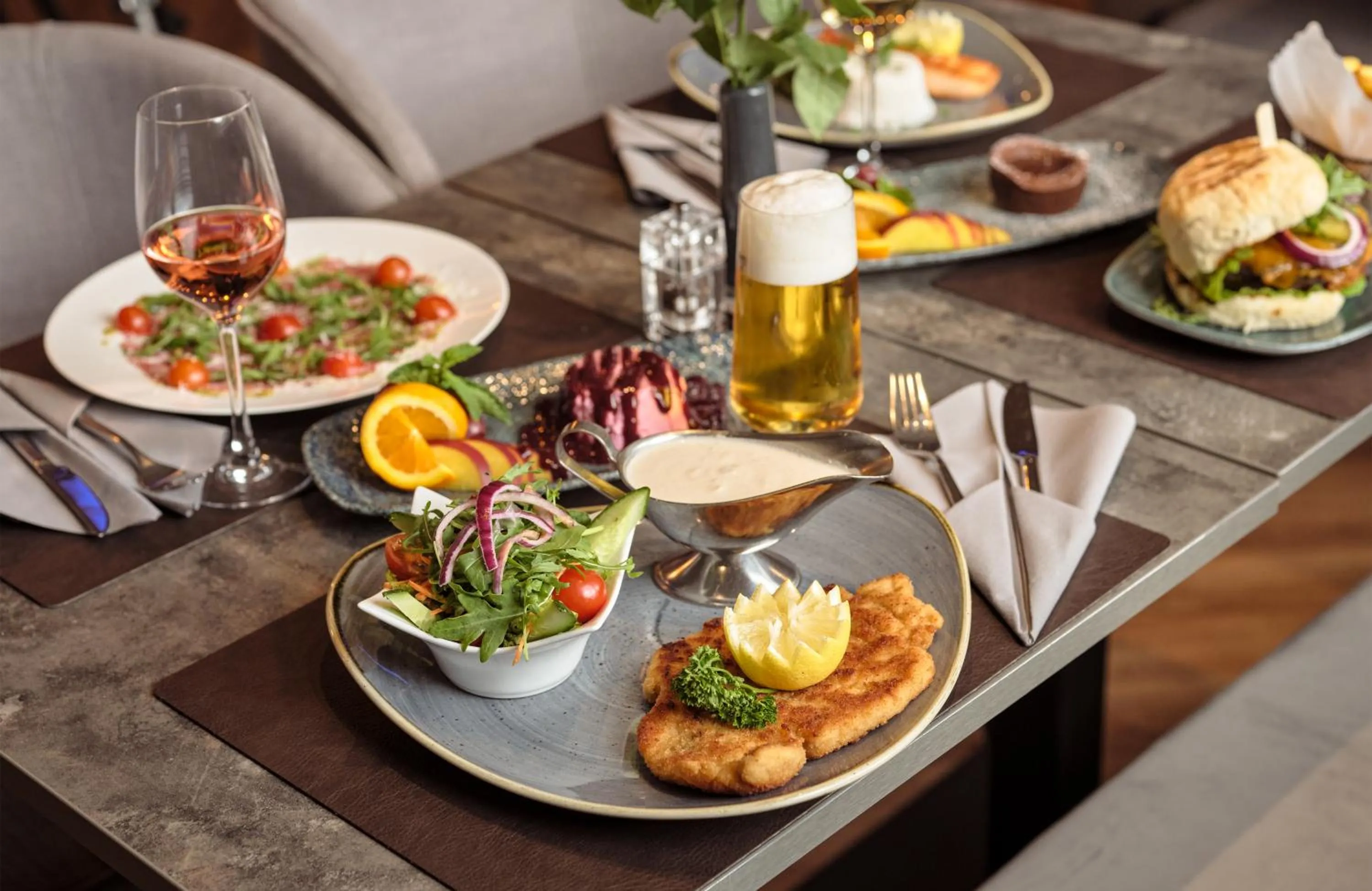 Restaurant/places to eat in Leonardo Hotel Hamburg Elbbrücken