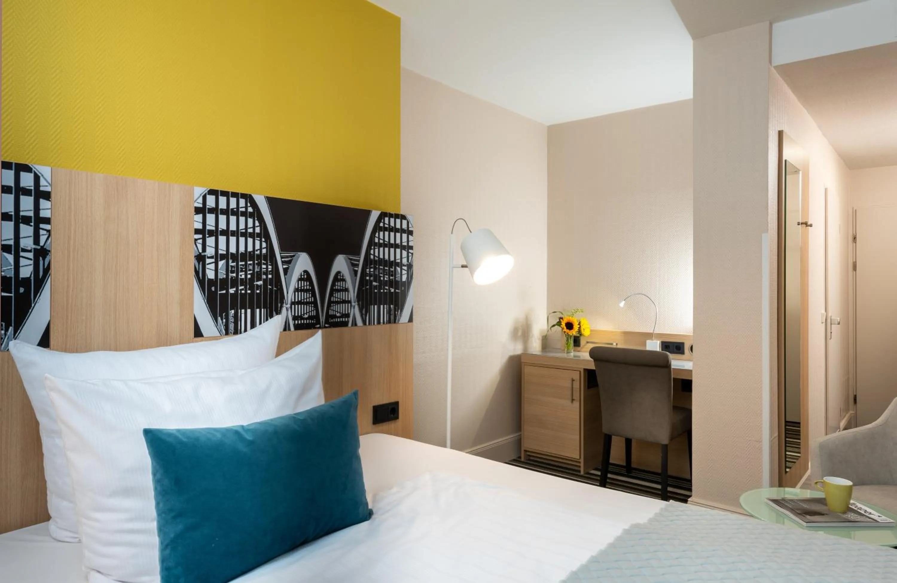 Photo of the whole room, Bed in Leonardo Hotel Hamburg Elbbrücken