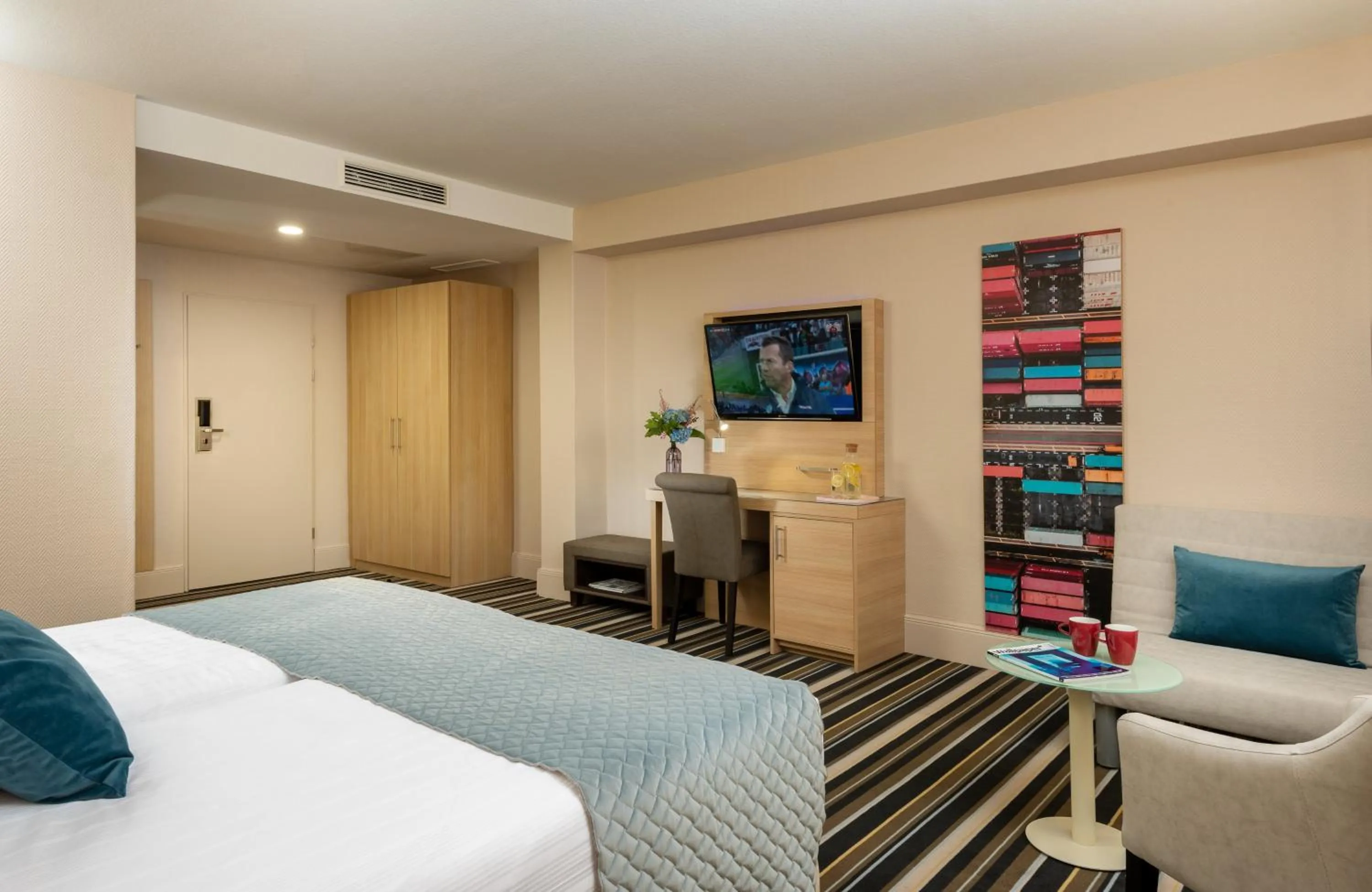 Bedroom, Bed in Leonardo Hotel Hamburg Elbbrücken