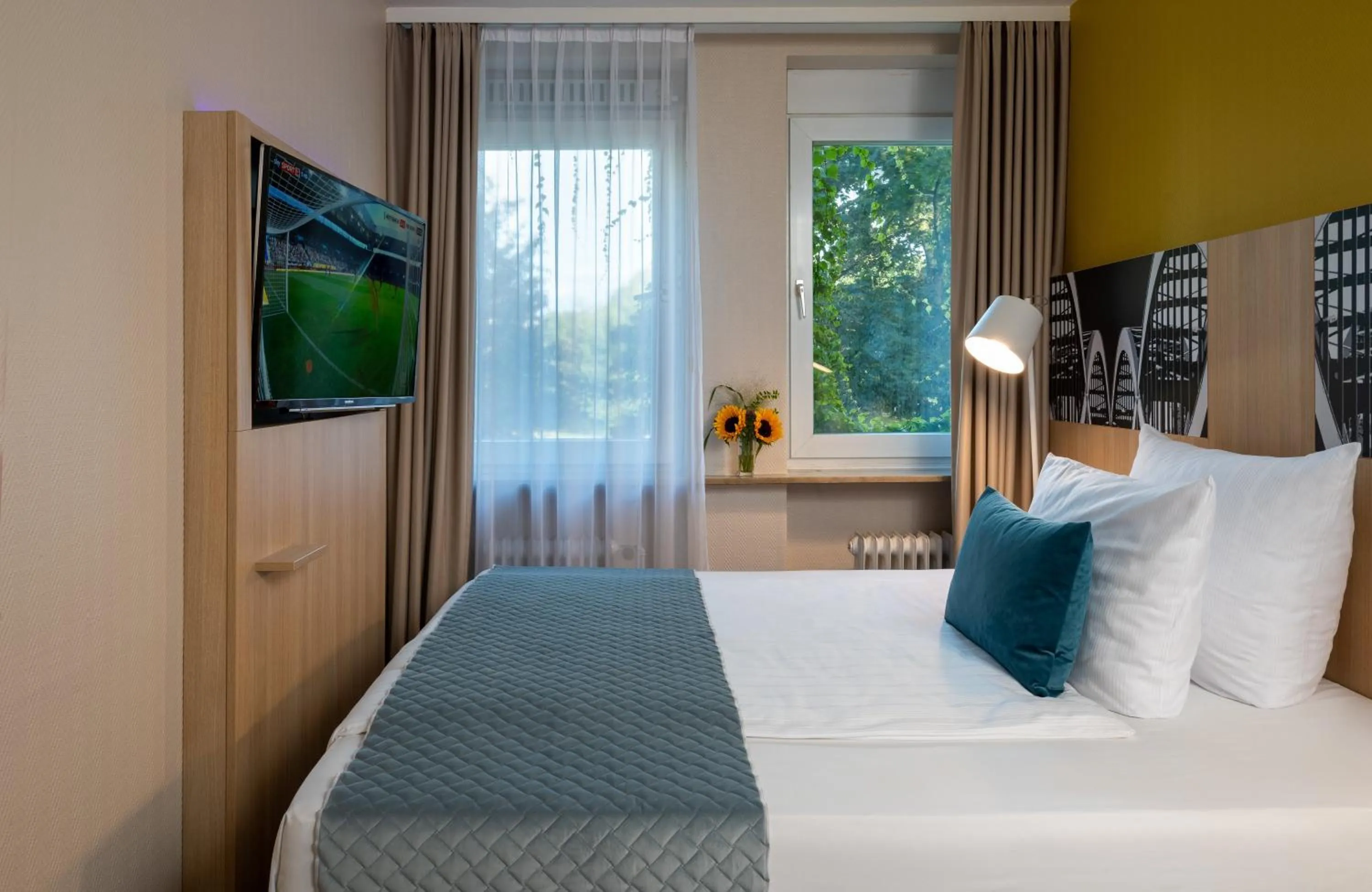 Photo of the whole room, Bed in Leonardo Hotel Hamburg Elbbrücken