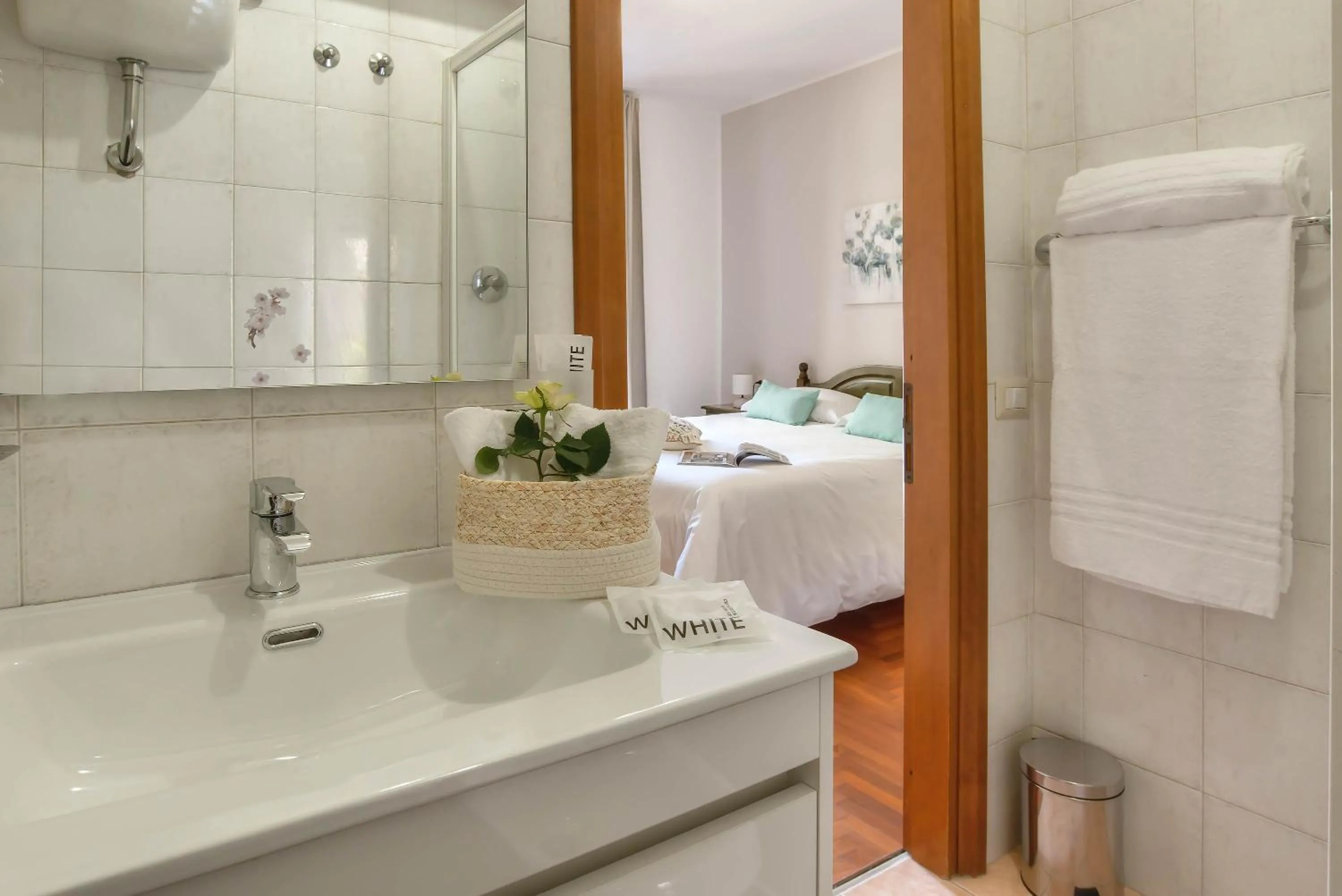 Bathroom, Bed in Plaza Rooms Ciampino