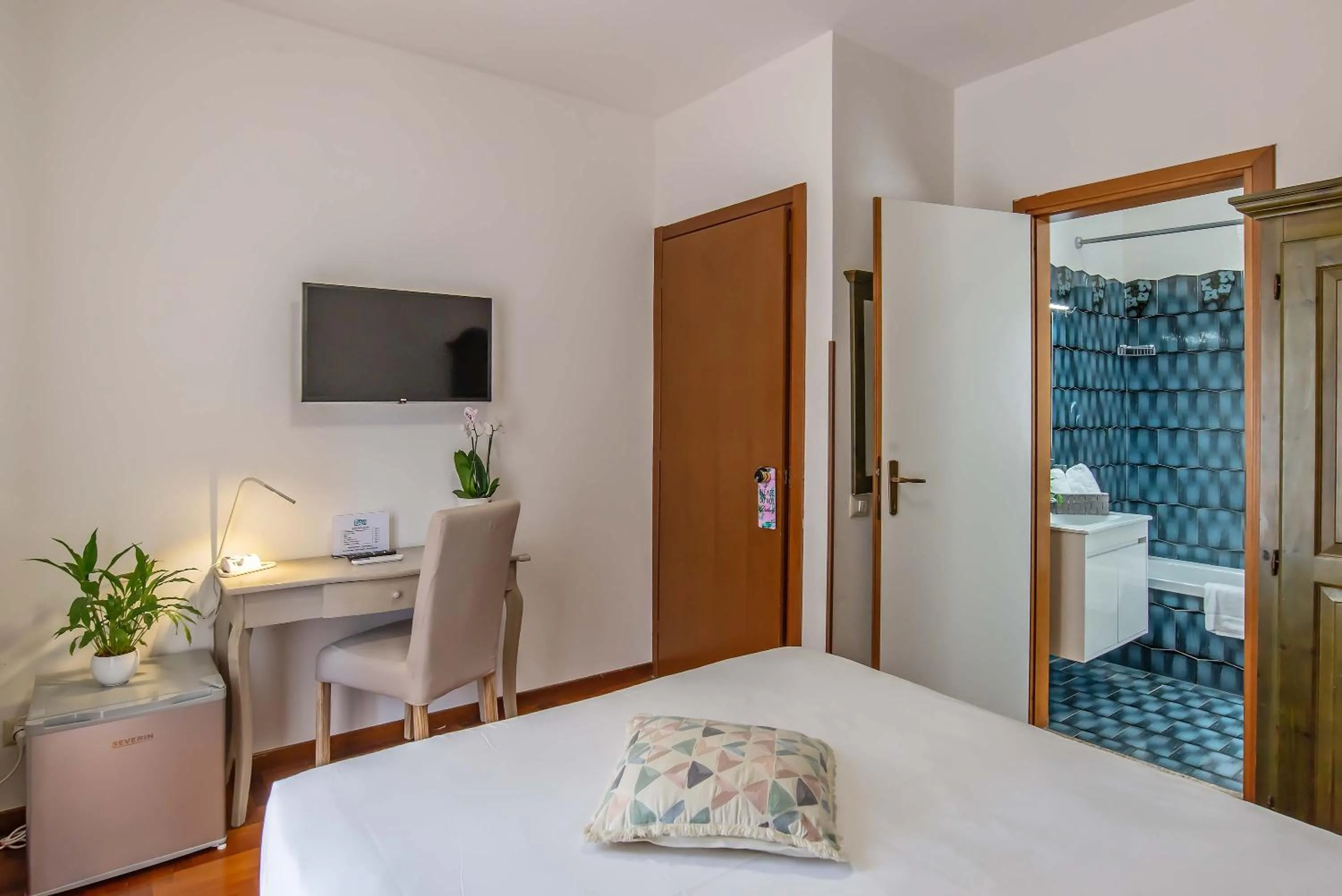 Bathroom, Bed in Plaza Rooms Ciampino