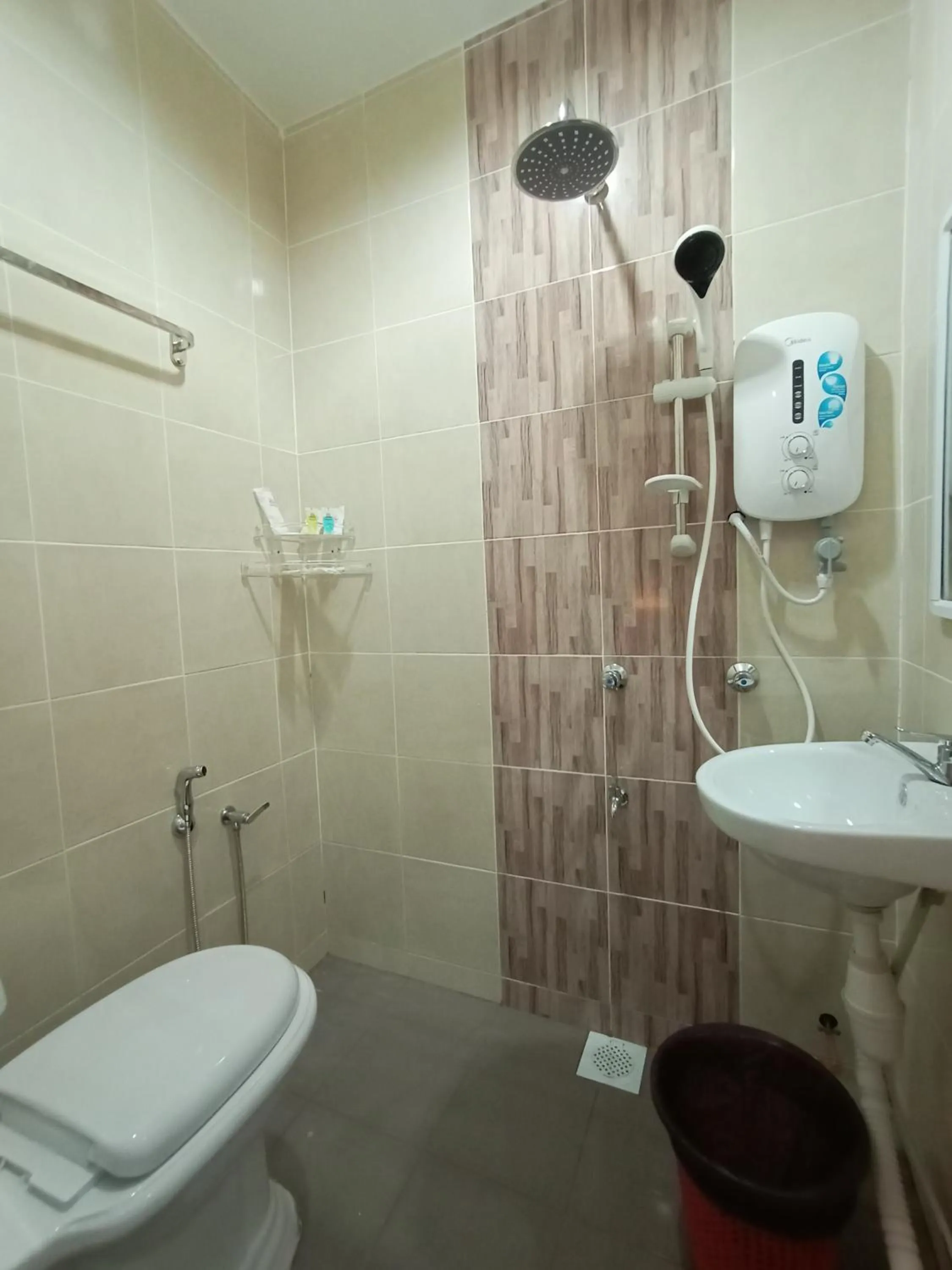 Toilet in Dane & Shue Hotel Kok Lanas